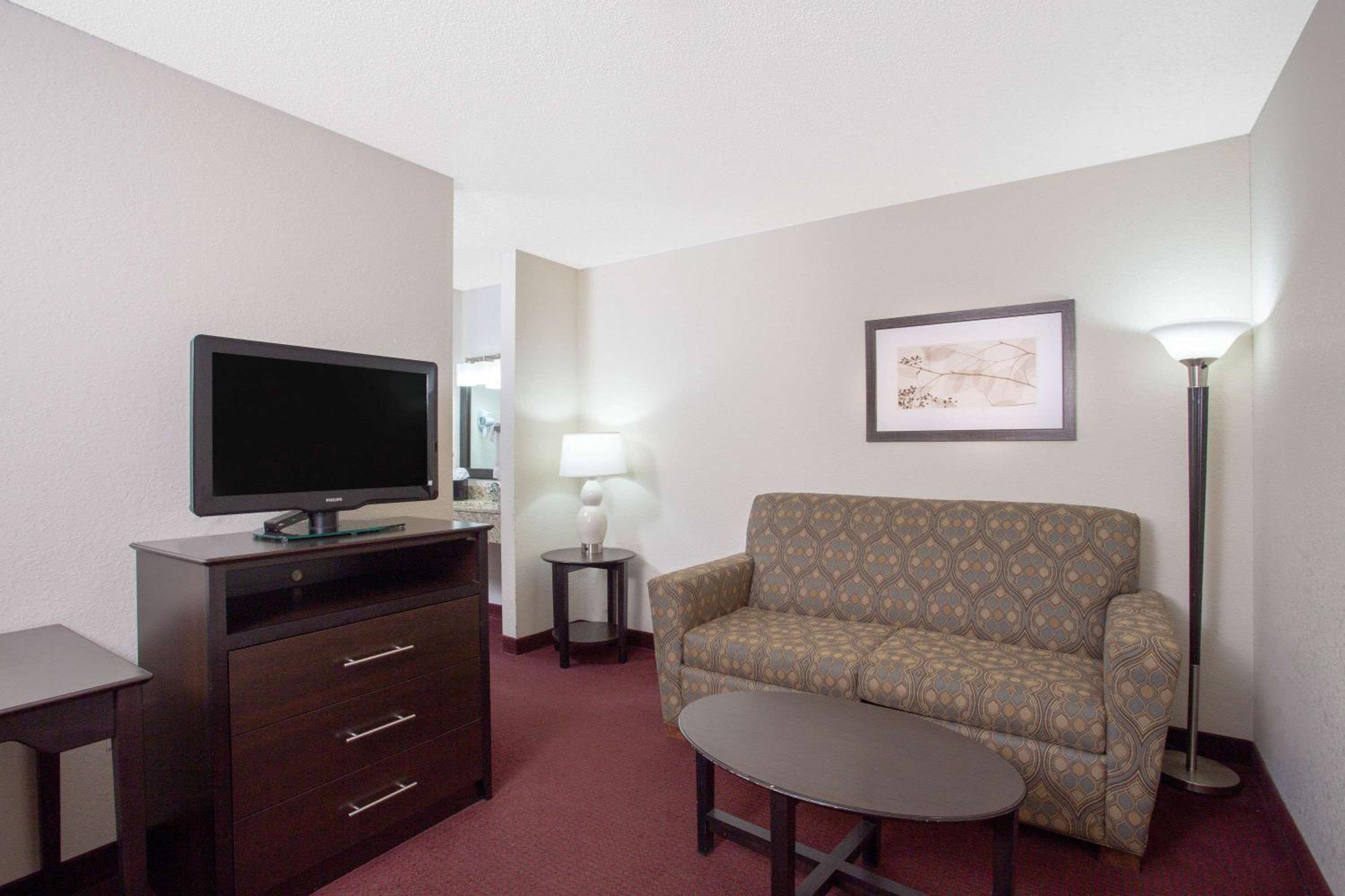 Deluxe King Studio Suite - Non-Smoking photo 1