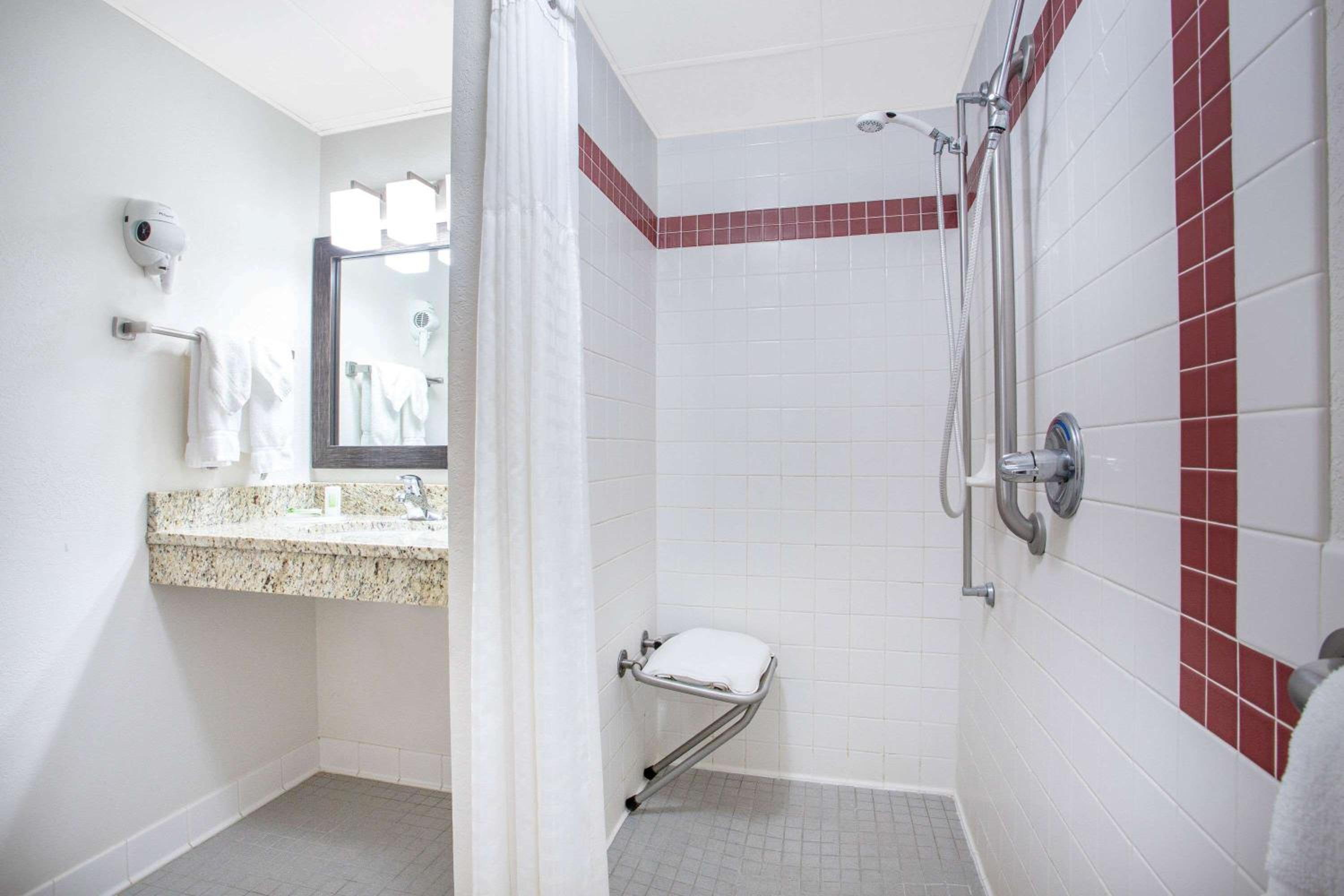 Queen Room - Mobility Access/Non-Smoking photo 2