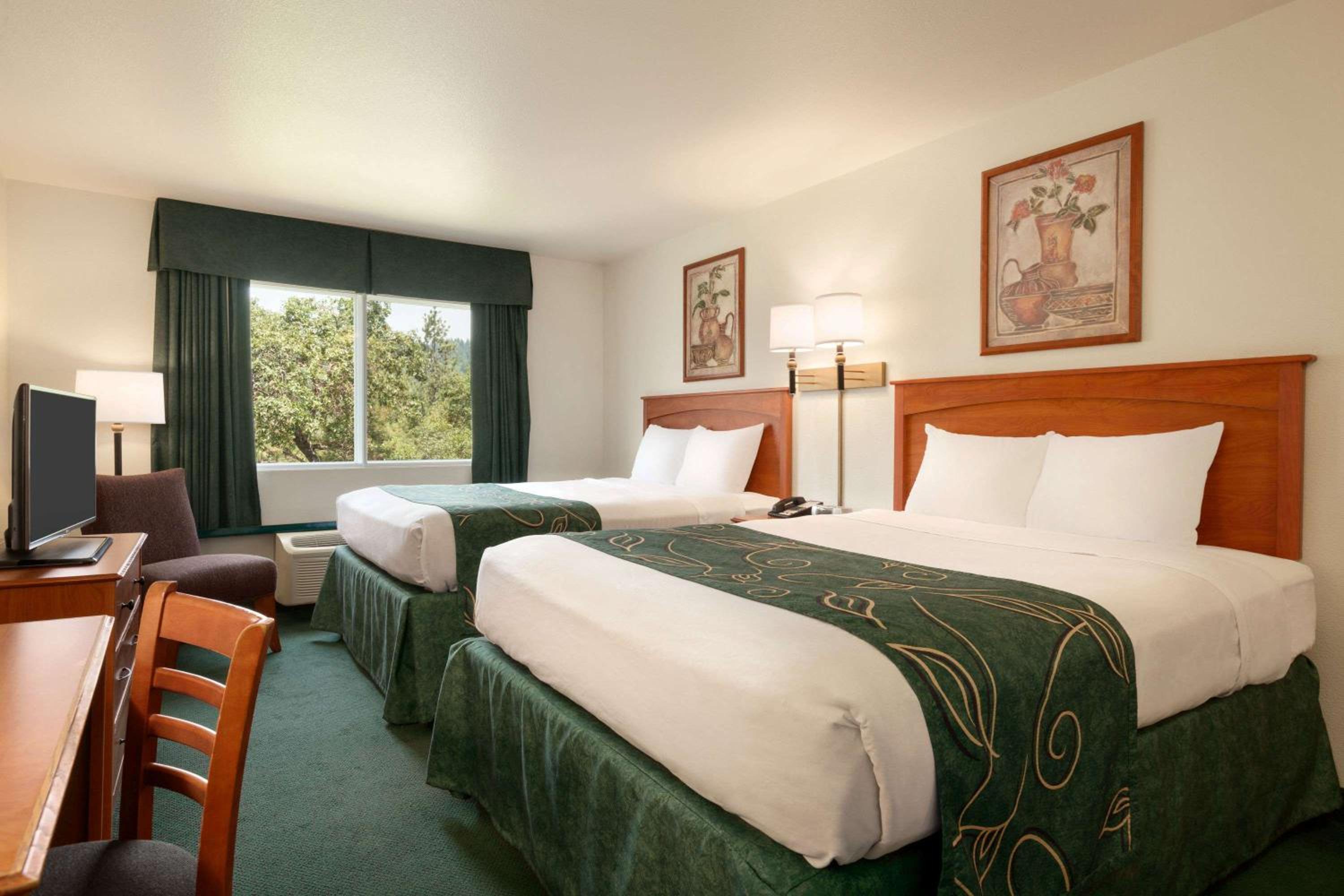 Queen Room with Two Queen Beds - Non-Smoking - Photo 2