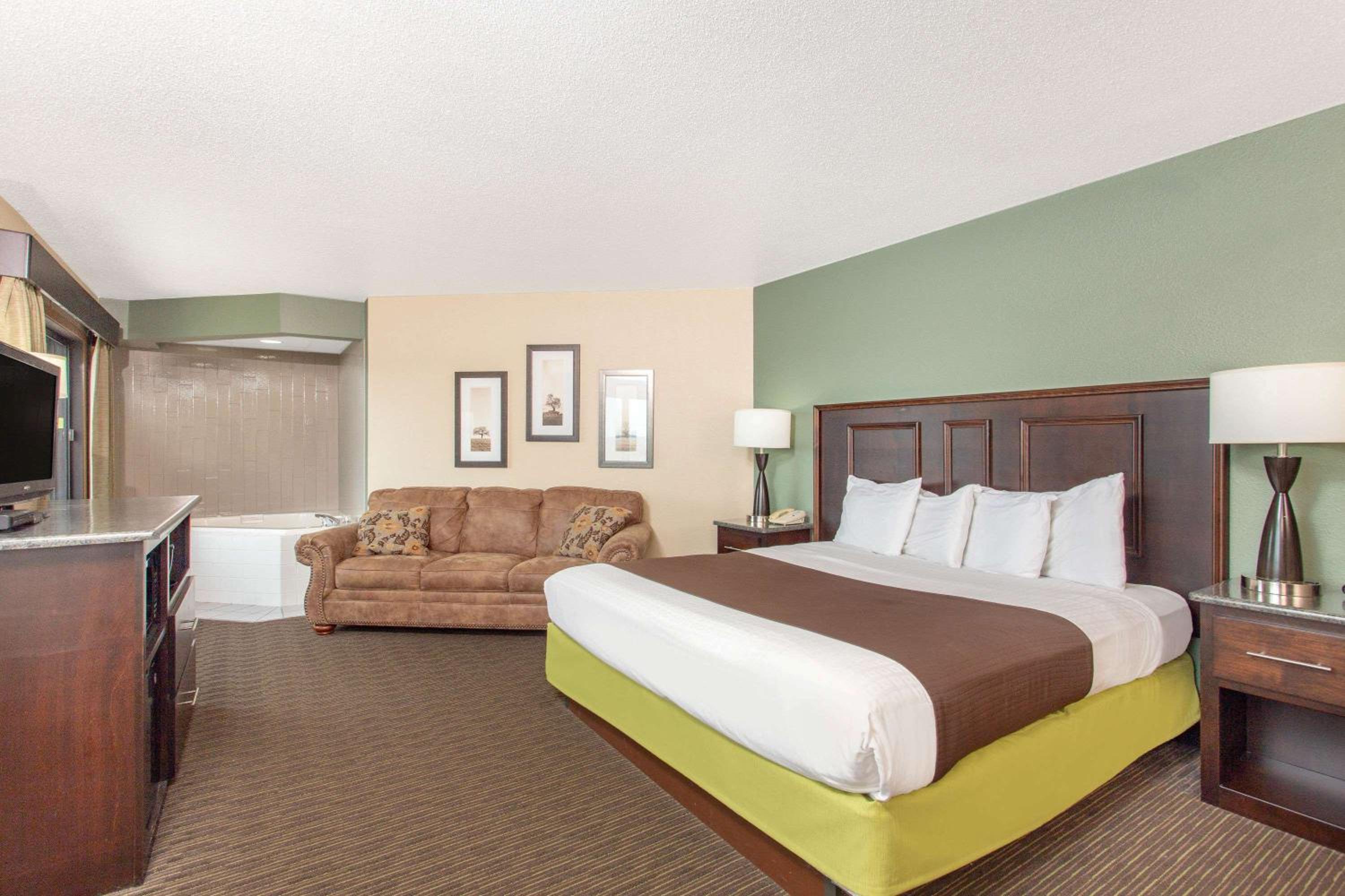 One-Bedroom Superior King Suite - Non-Smoking