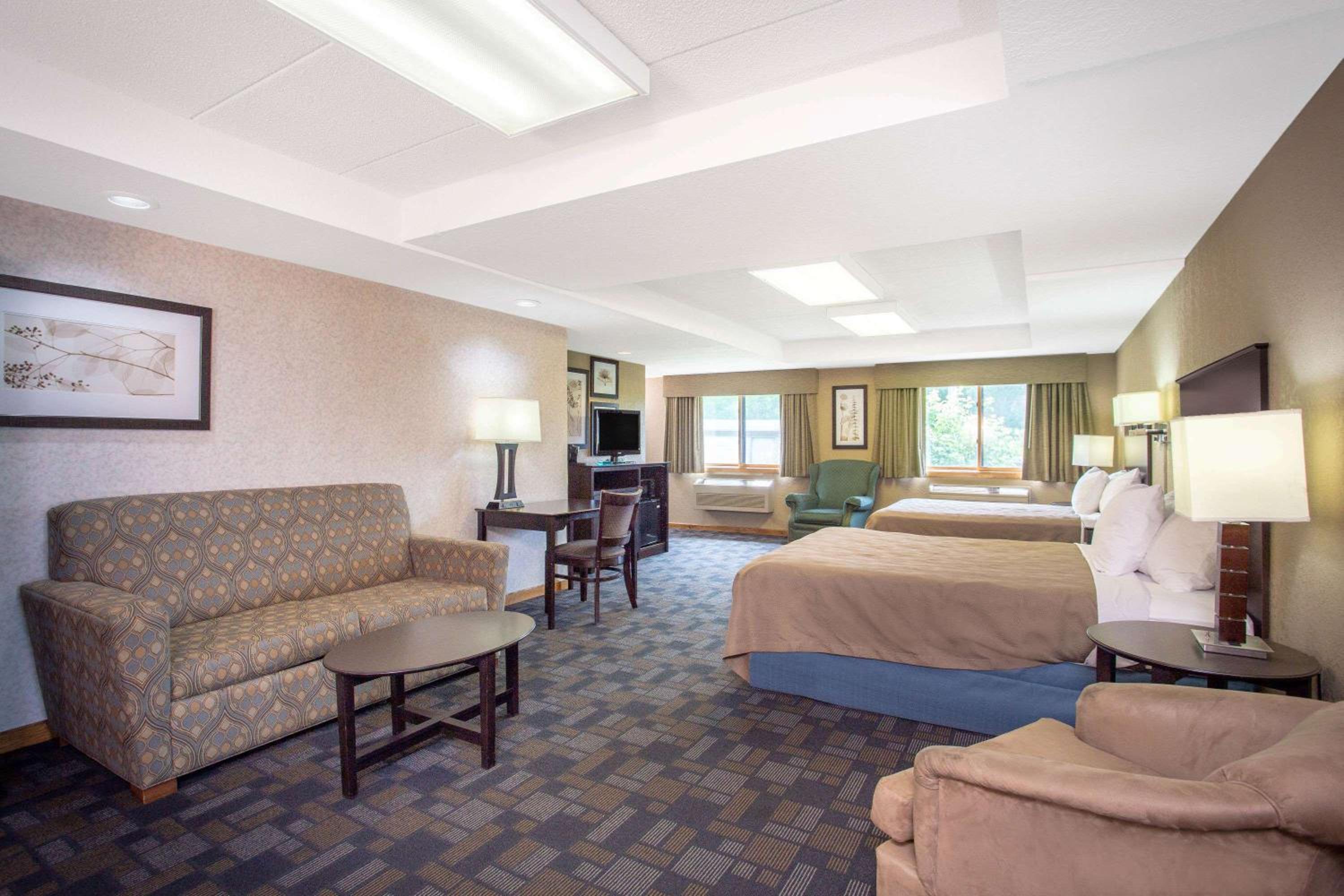 Deluxe Queen Studio Suite with Pool View - Non-Smoking photo 1