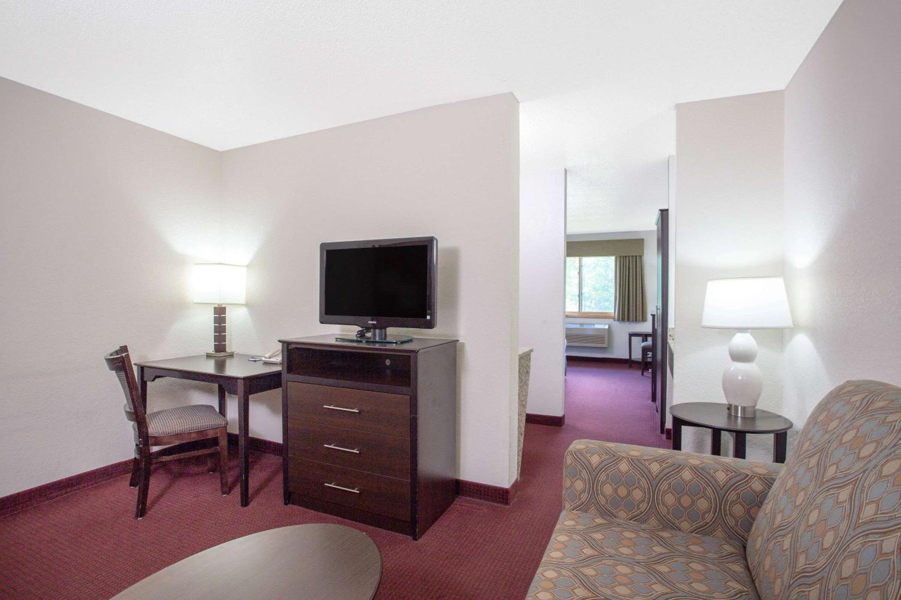Deluxe King Studio Suite - Non-Smoking photo 2