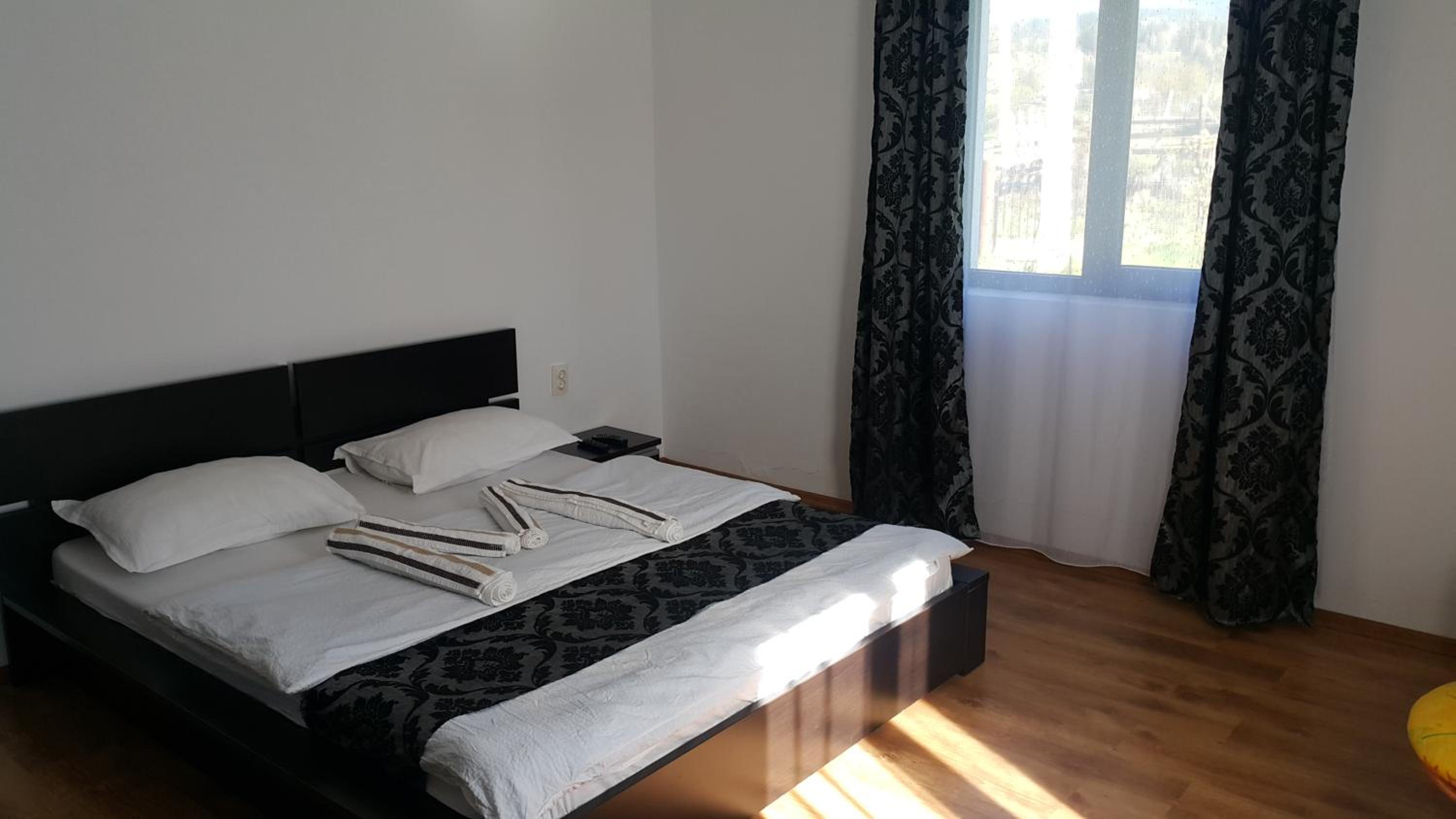 Five-Bedroom House photo 1