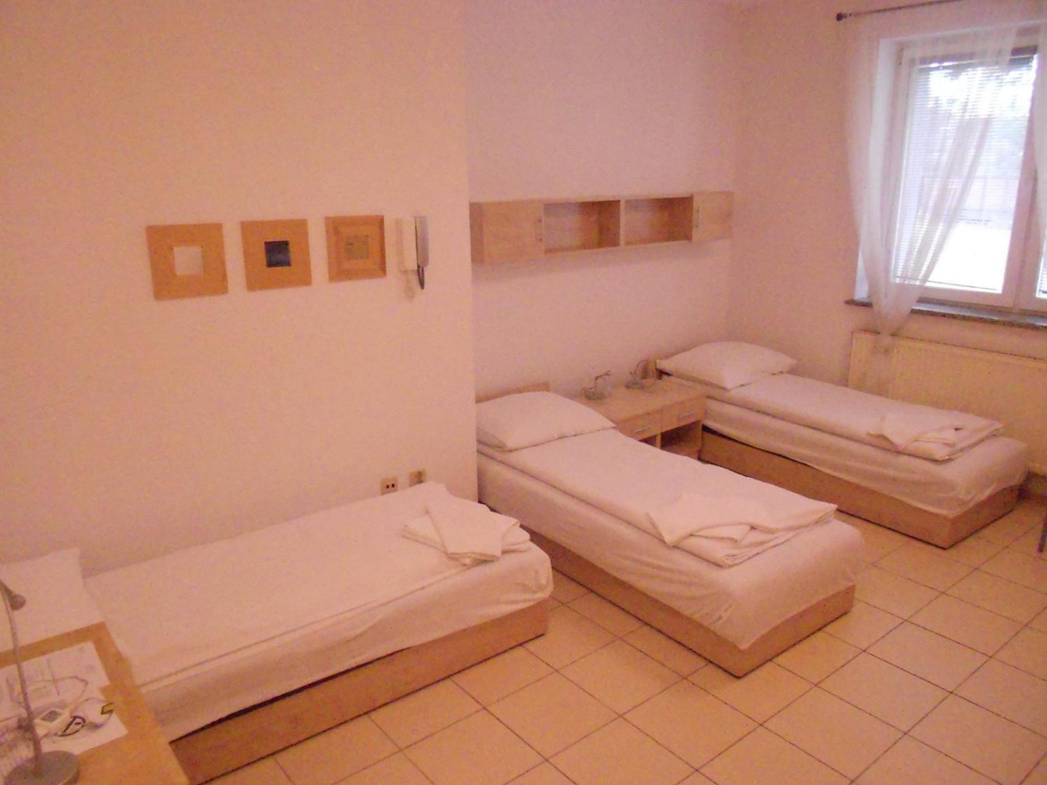 Economy Triple Room - Photo 4