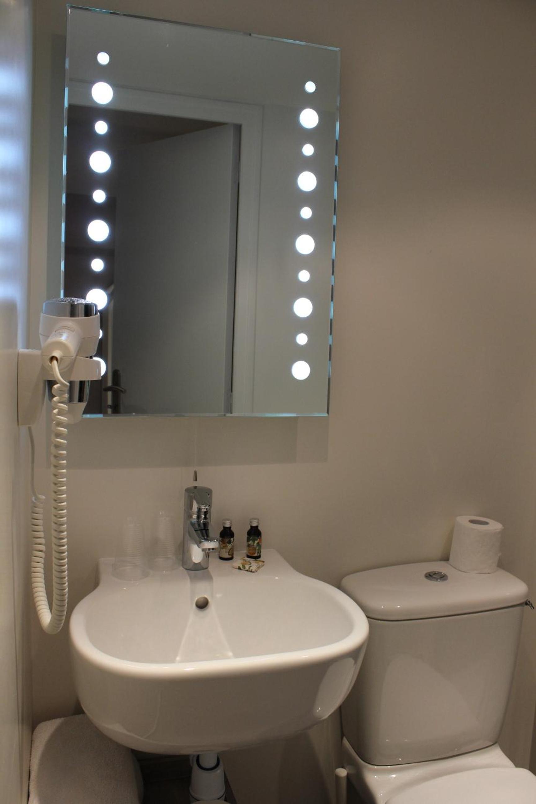 Twin Room - Photo 6