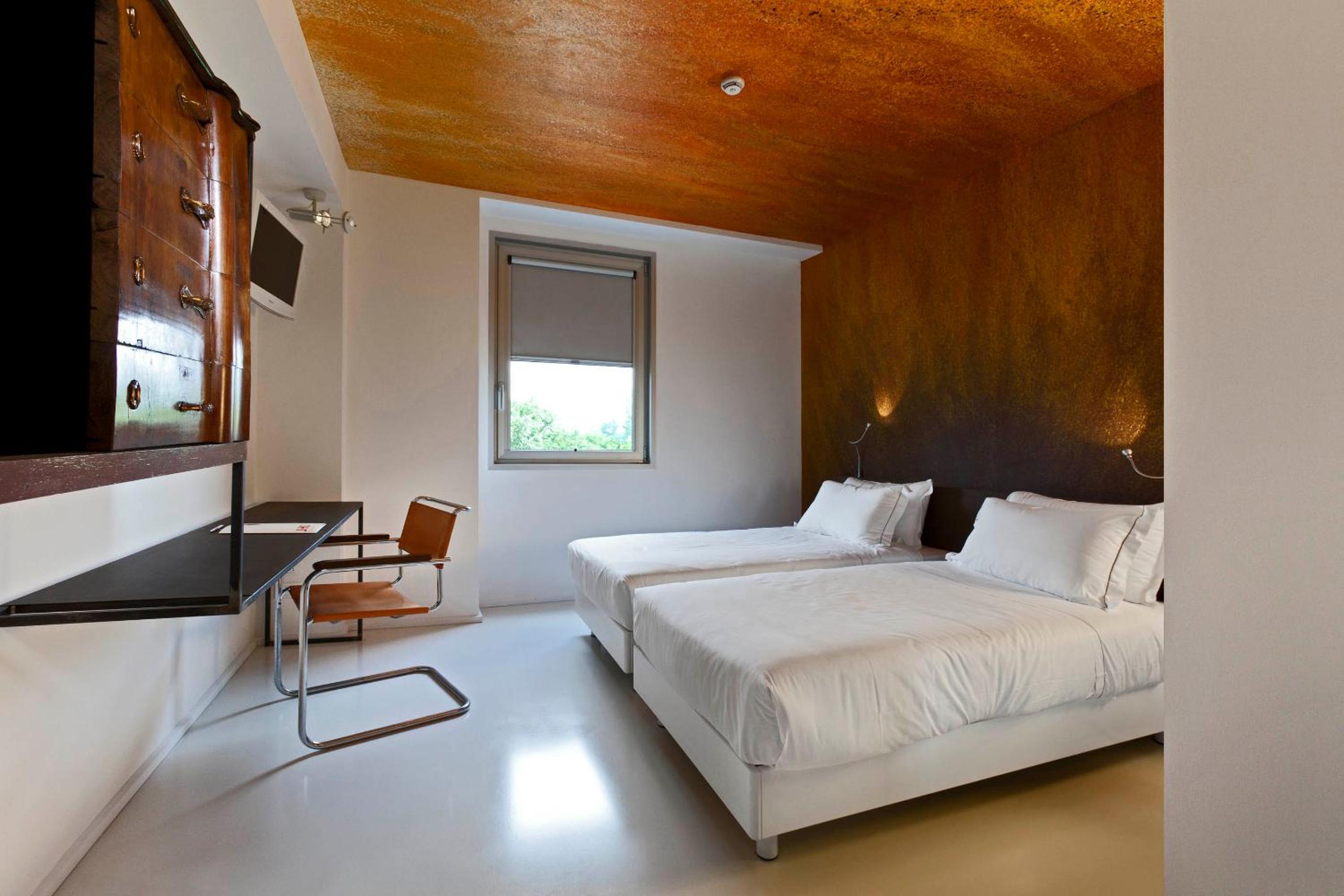 Large Standard King Room - Photo 4