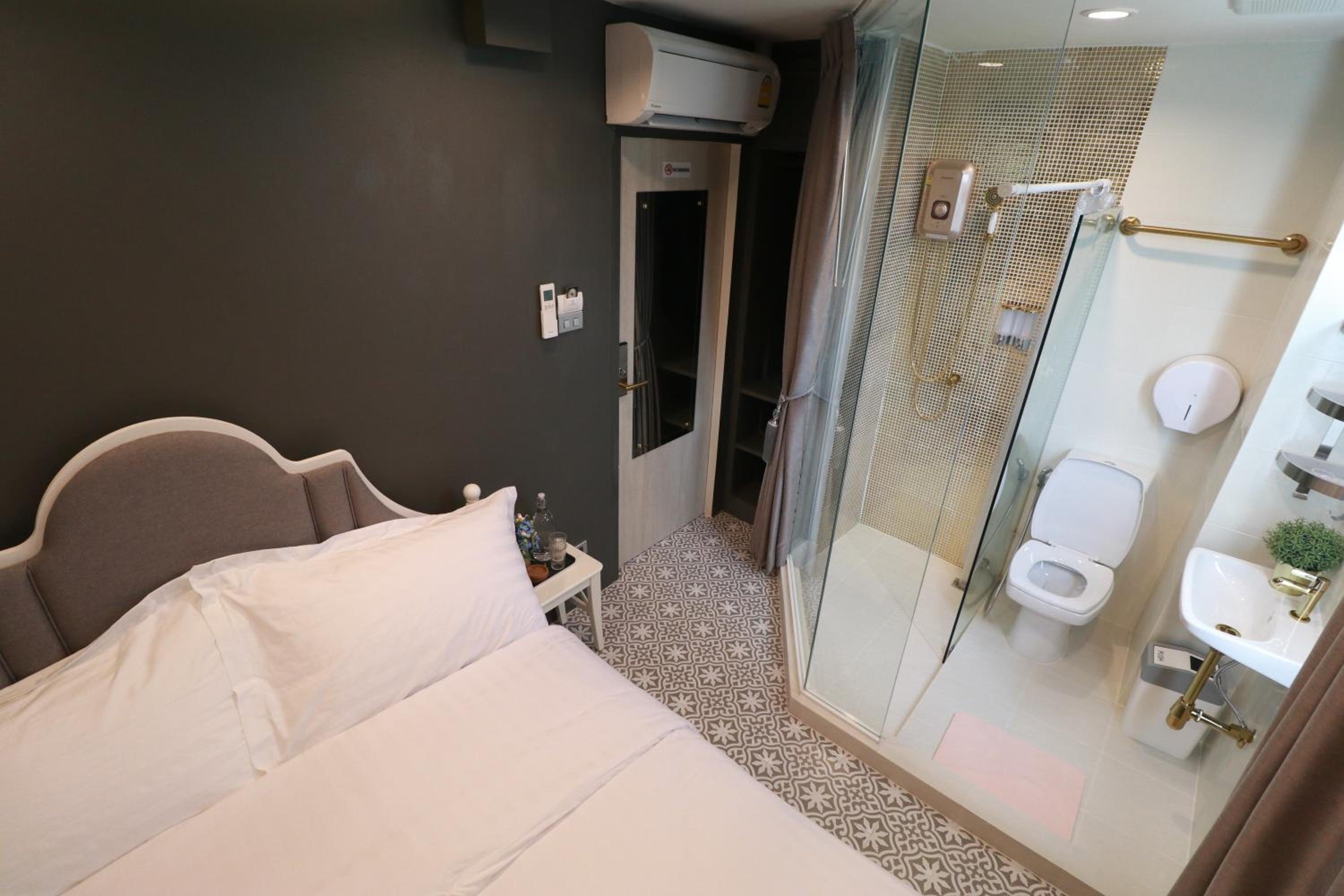 Deluxe Queen Room