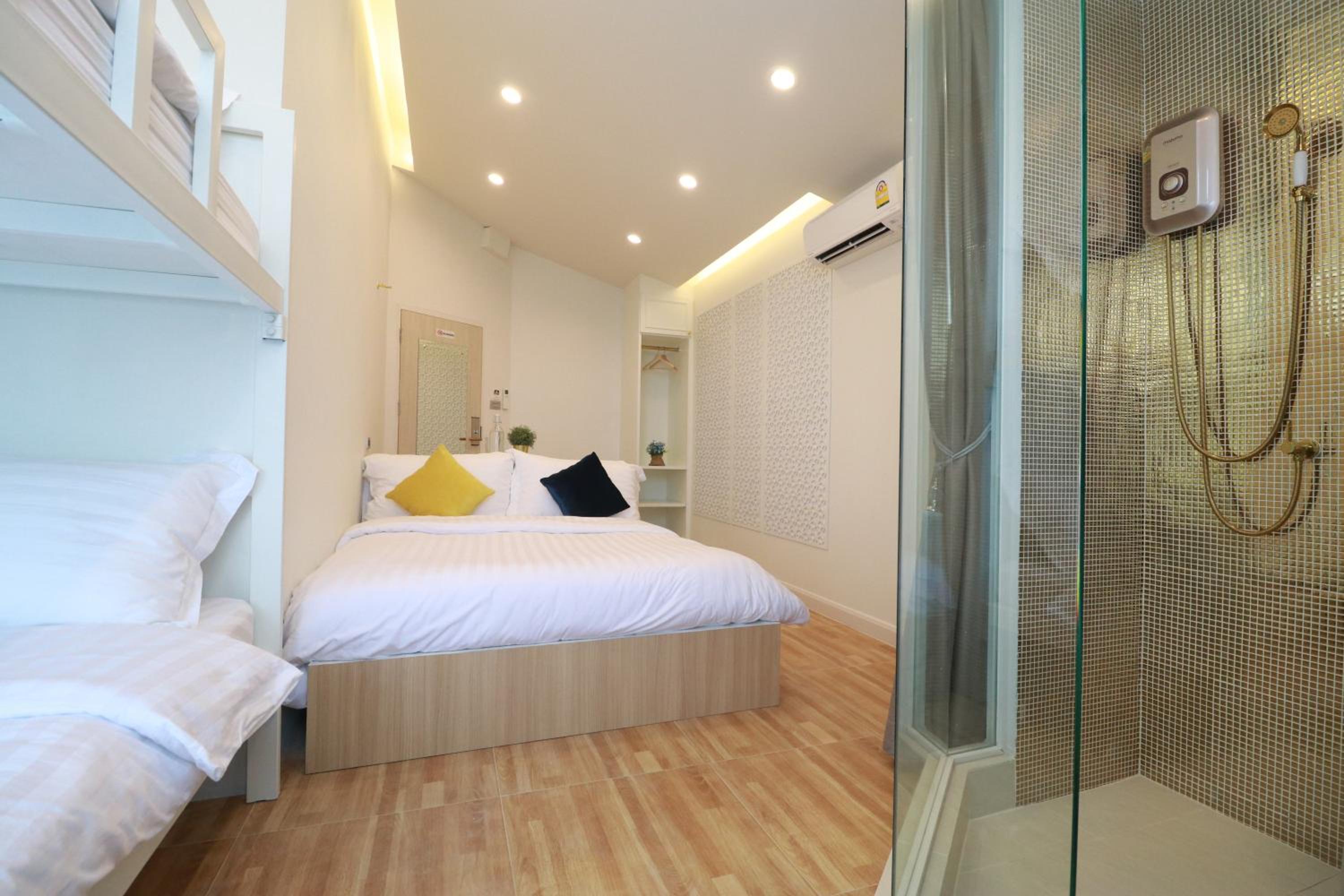 Quadruple Room with Private Bathroom photo 2