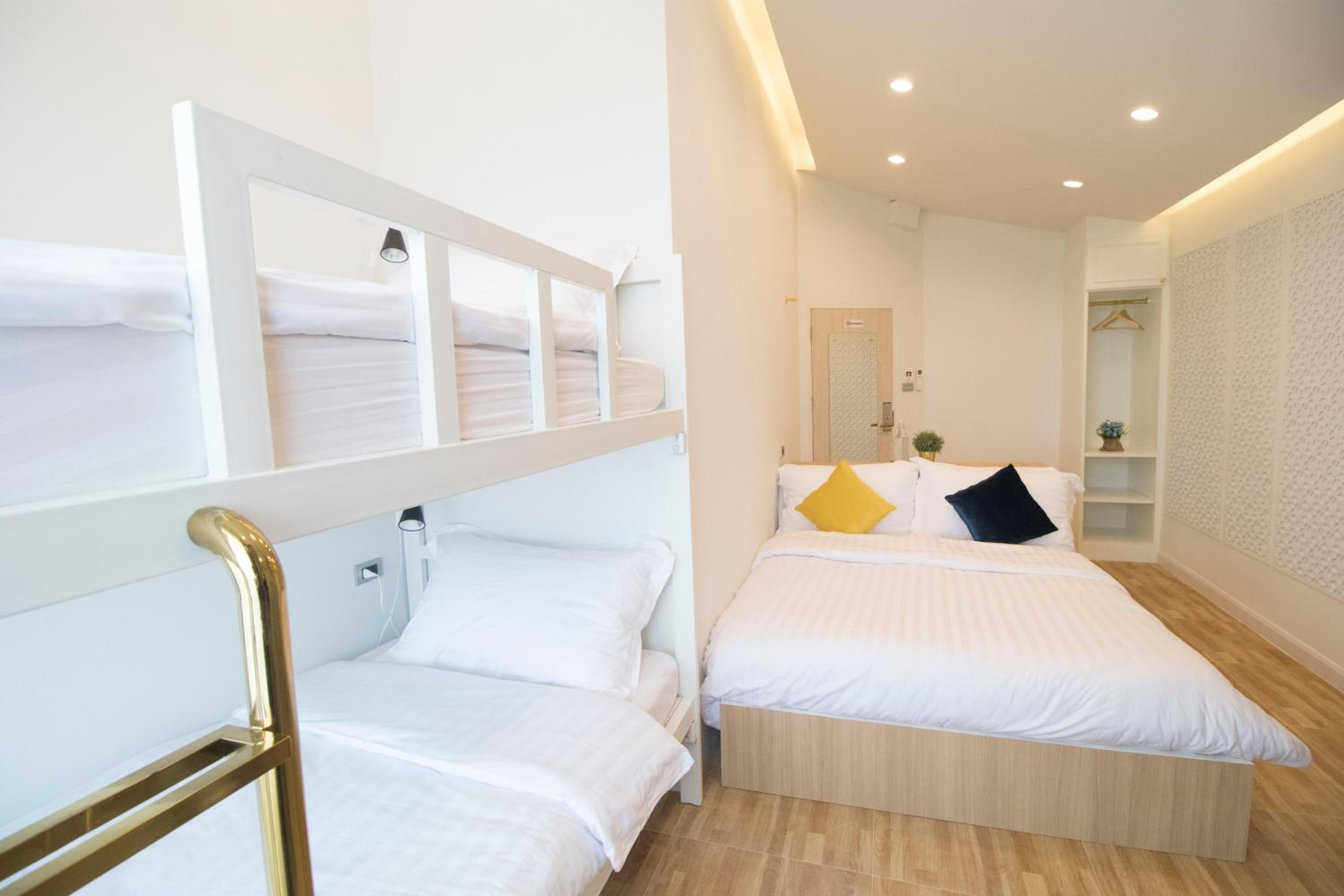 Quadruple Room with Private Bathroom photo 3