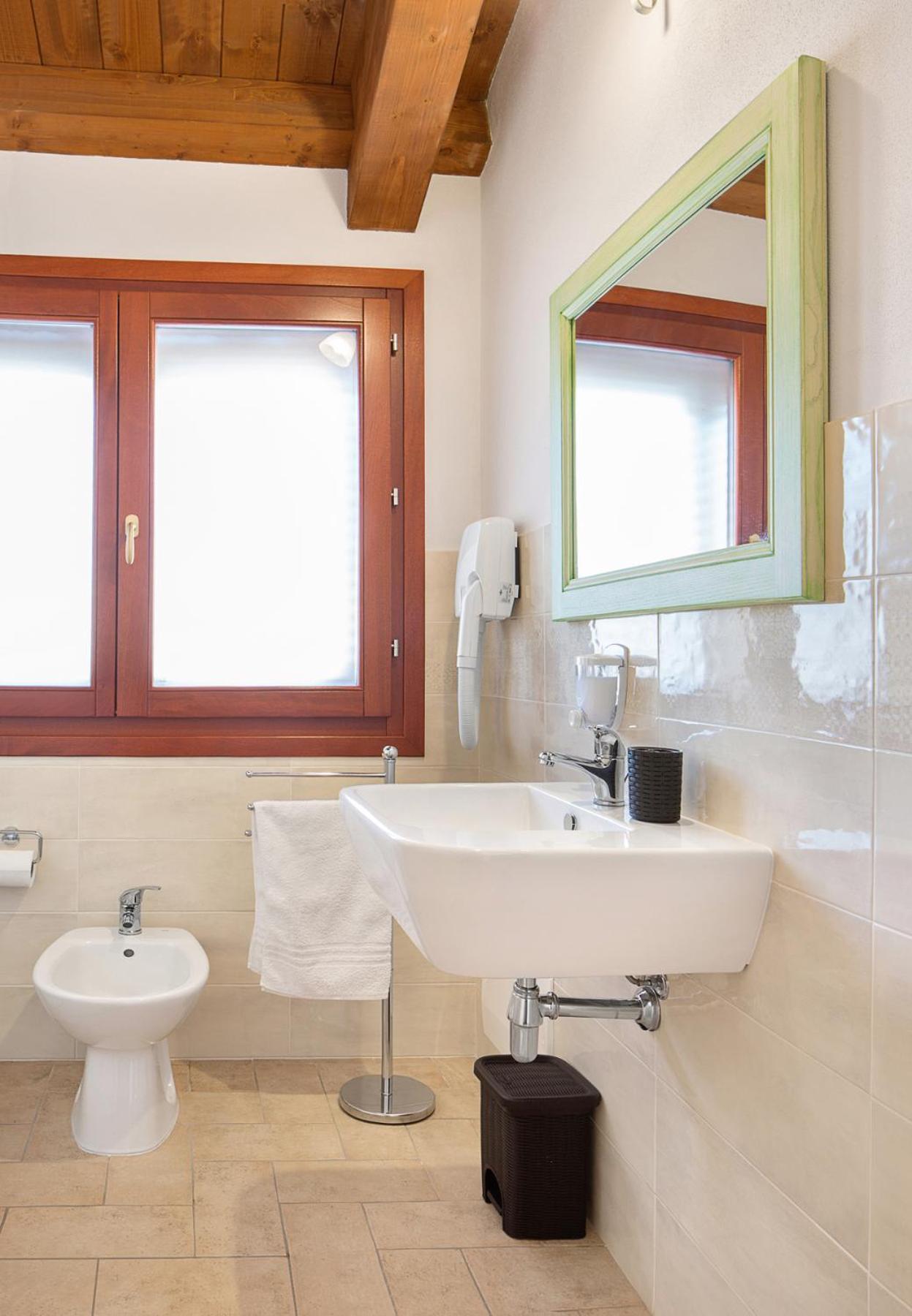 Large Double or Twin Room photo 3