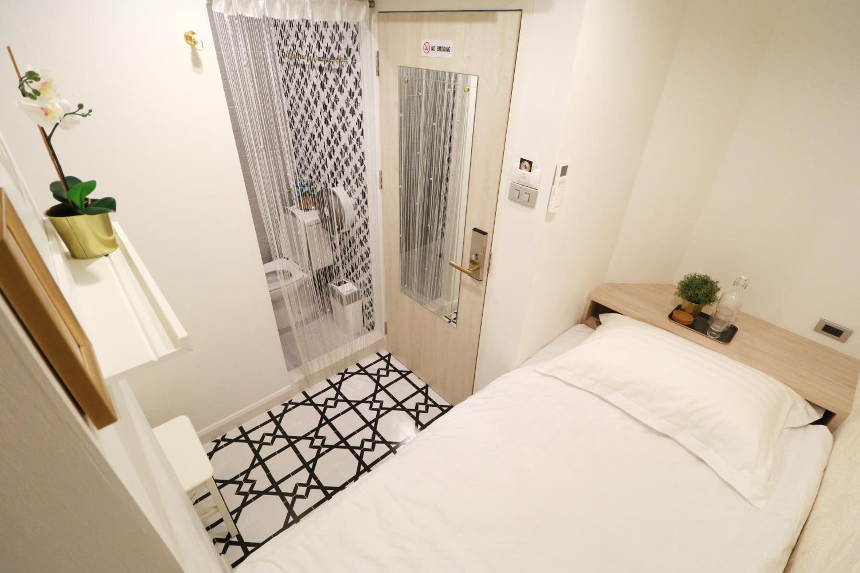 Single Bed Private Ensuite (No window)