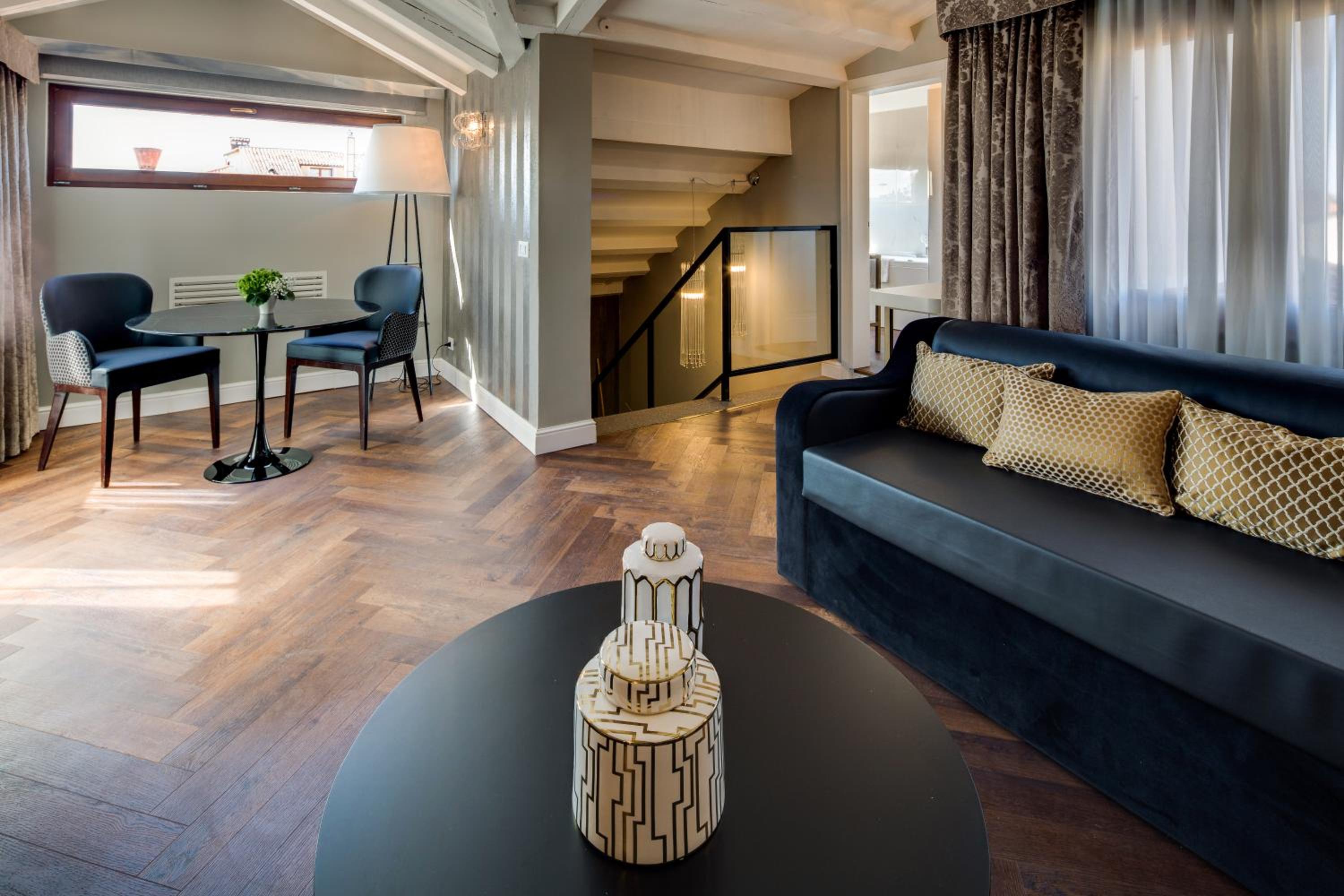 Deluxe Queen Suite