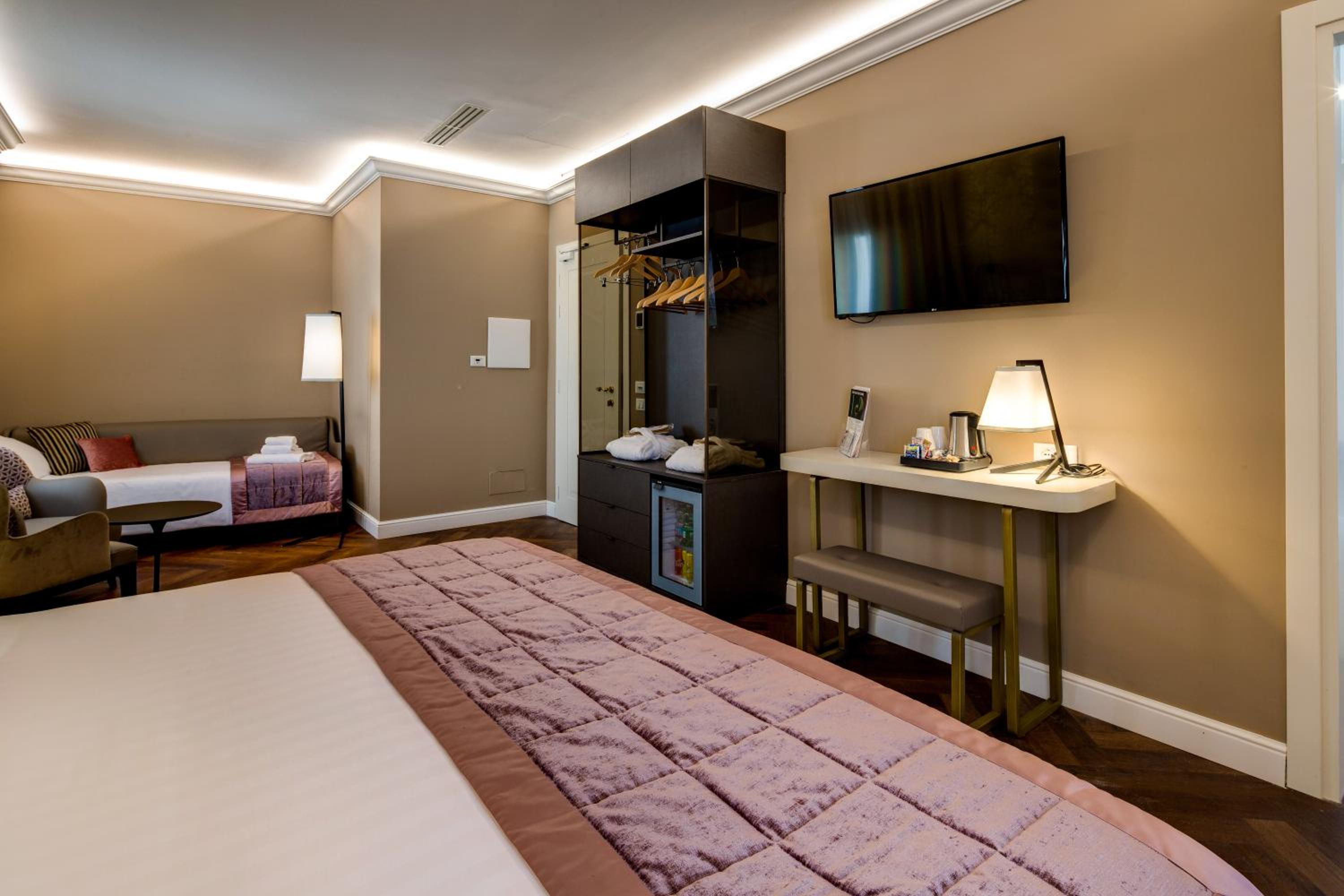 Deluxe with Sofa Bed thumbnail 6