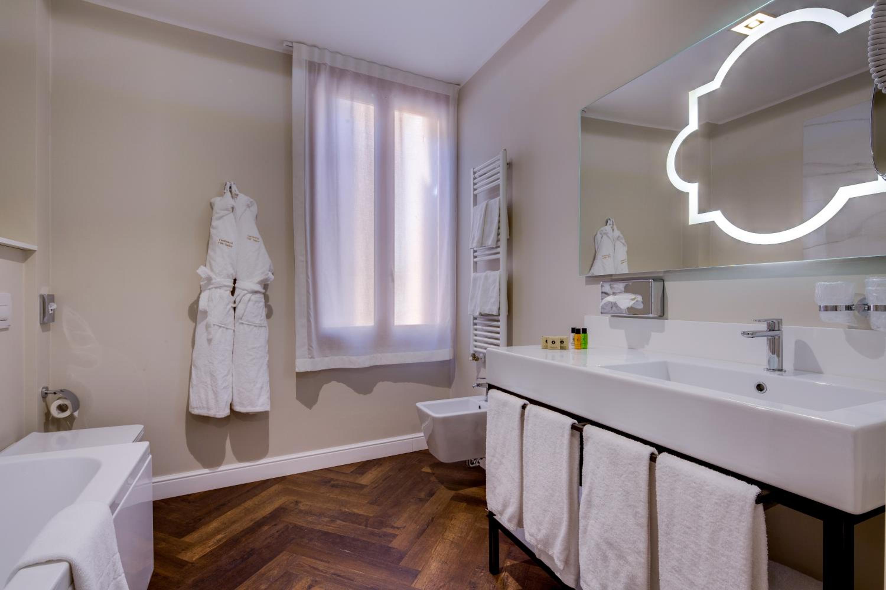 Superior Queen Room with Canal view thumbnail 6