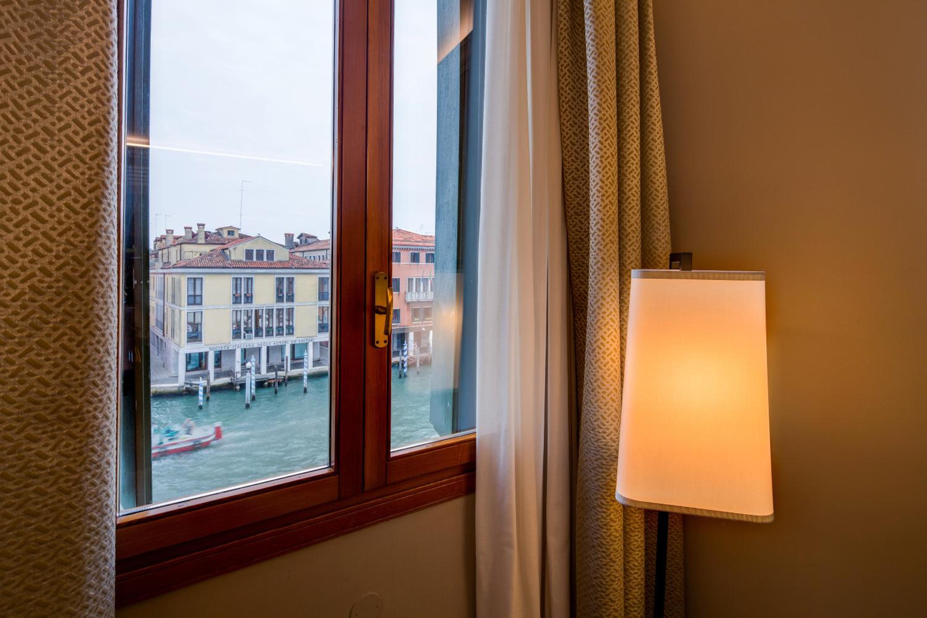 Superior Queen Room with Canal view thumbnail 5