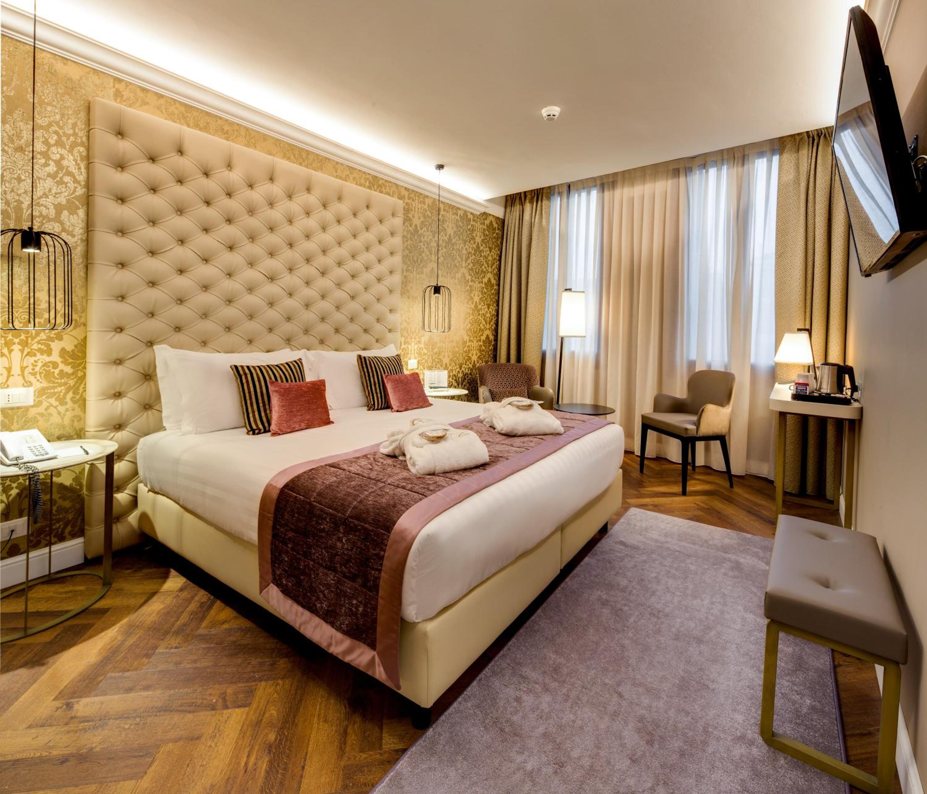 Deluxe with Sofa Bed and Canal Grande View thumbnail 6