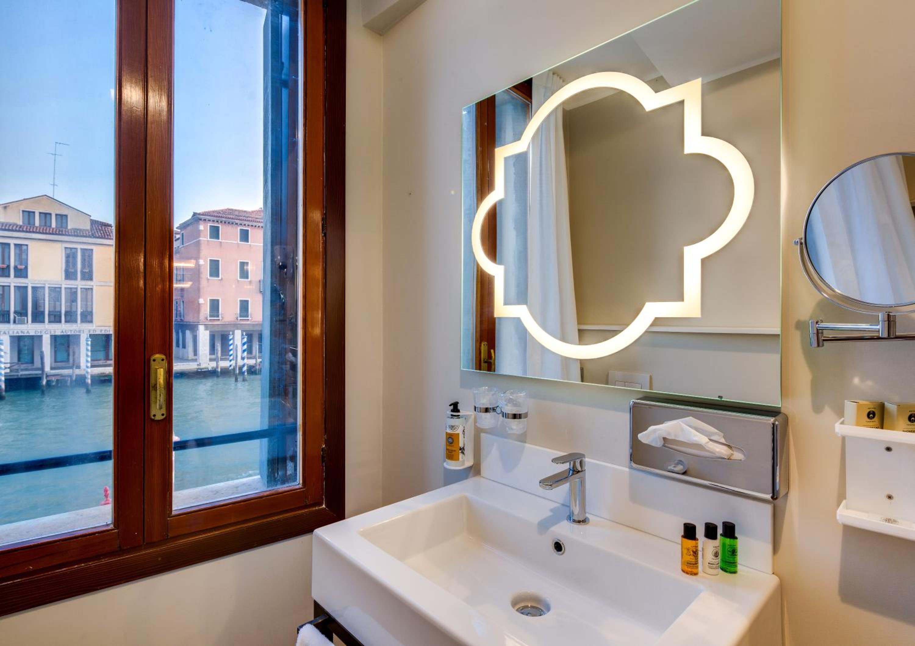 Superior Queen Room with Canal view