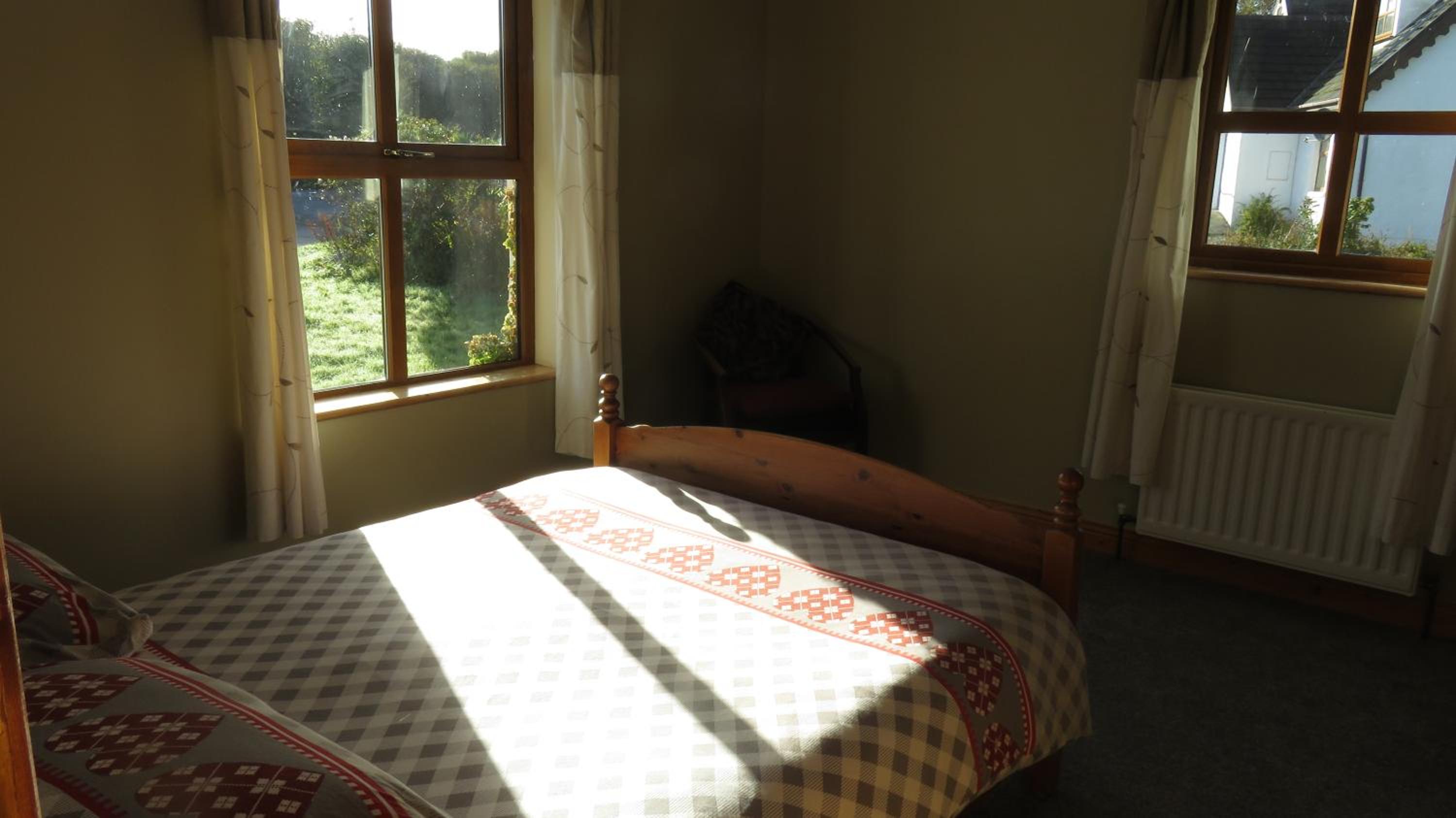Six-Bedroom House photo 3