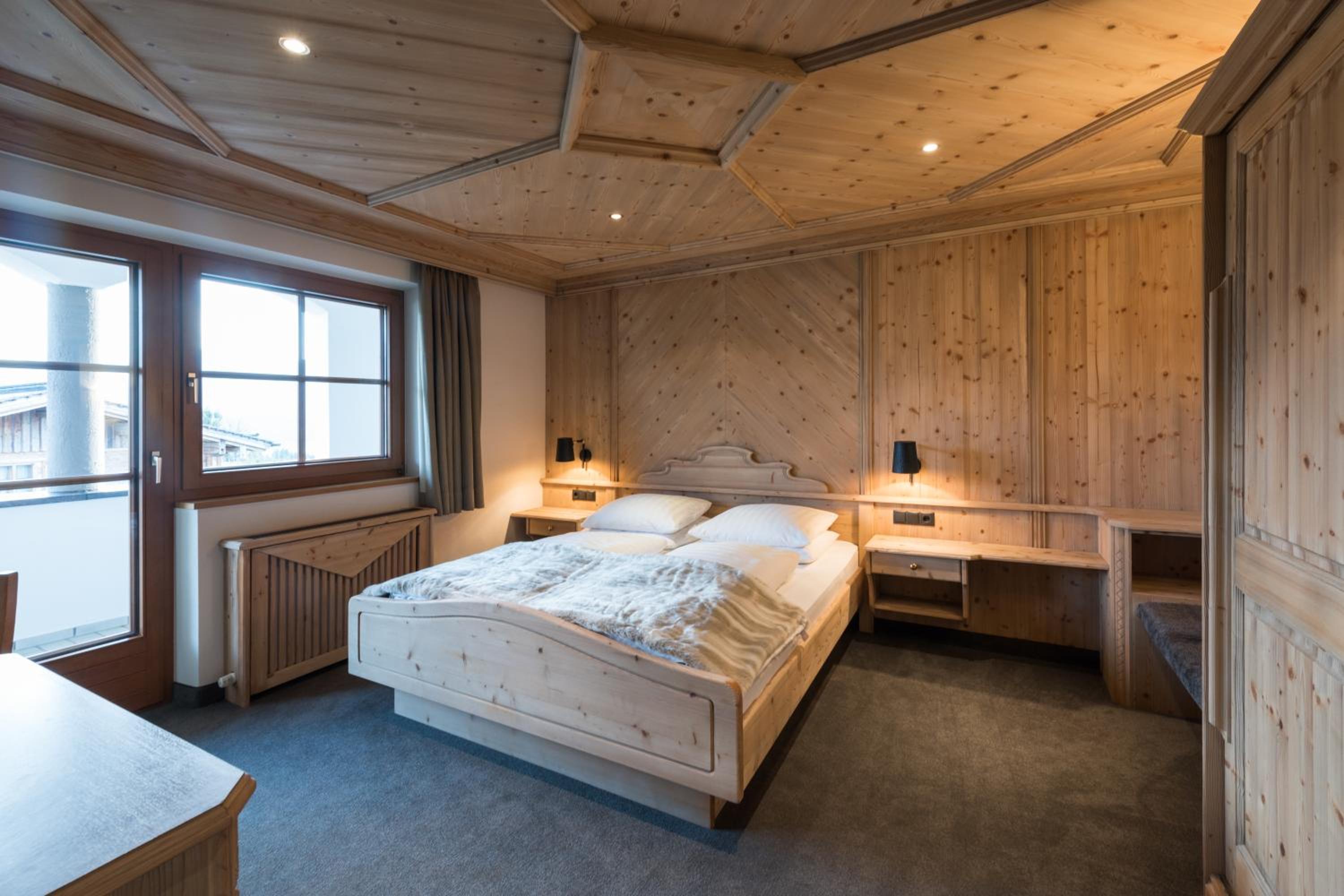 Deluxe Family Suite - Photo 11