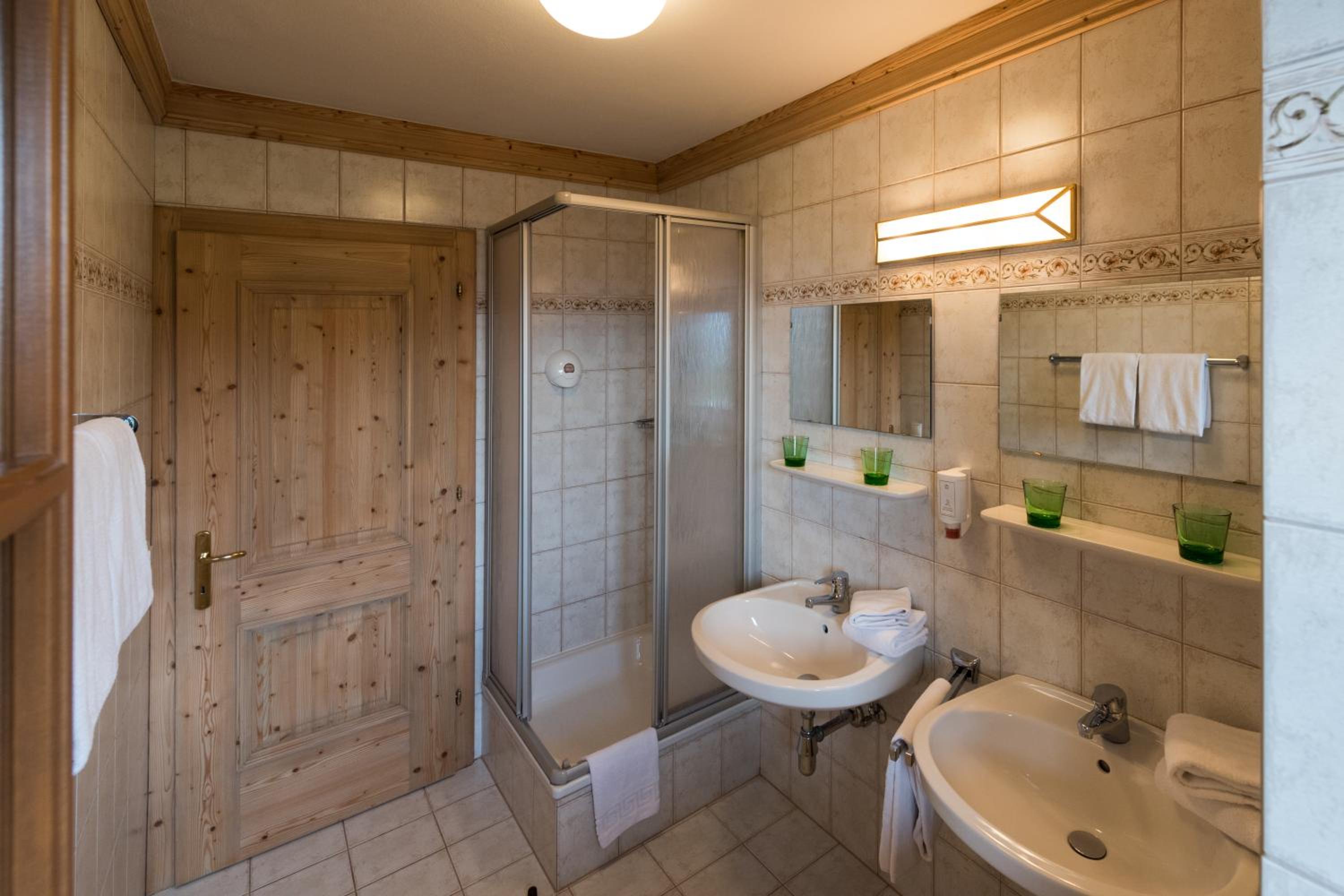 Deluxe Family Suite - Photo 12