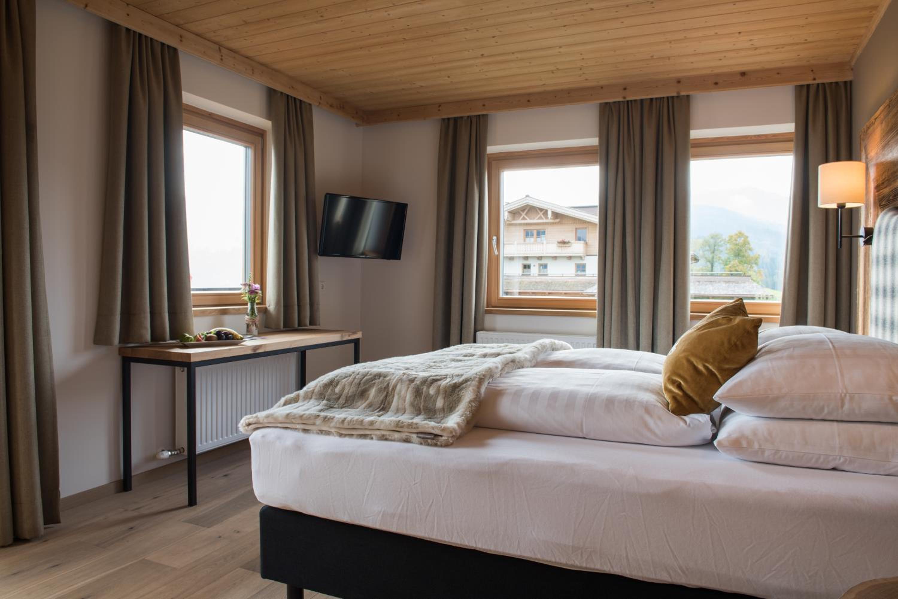 Deluxe Family Suite - Photo 2