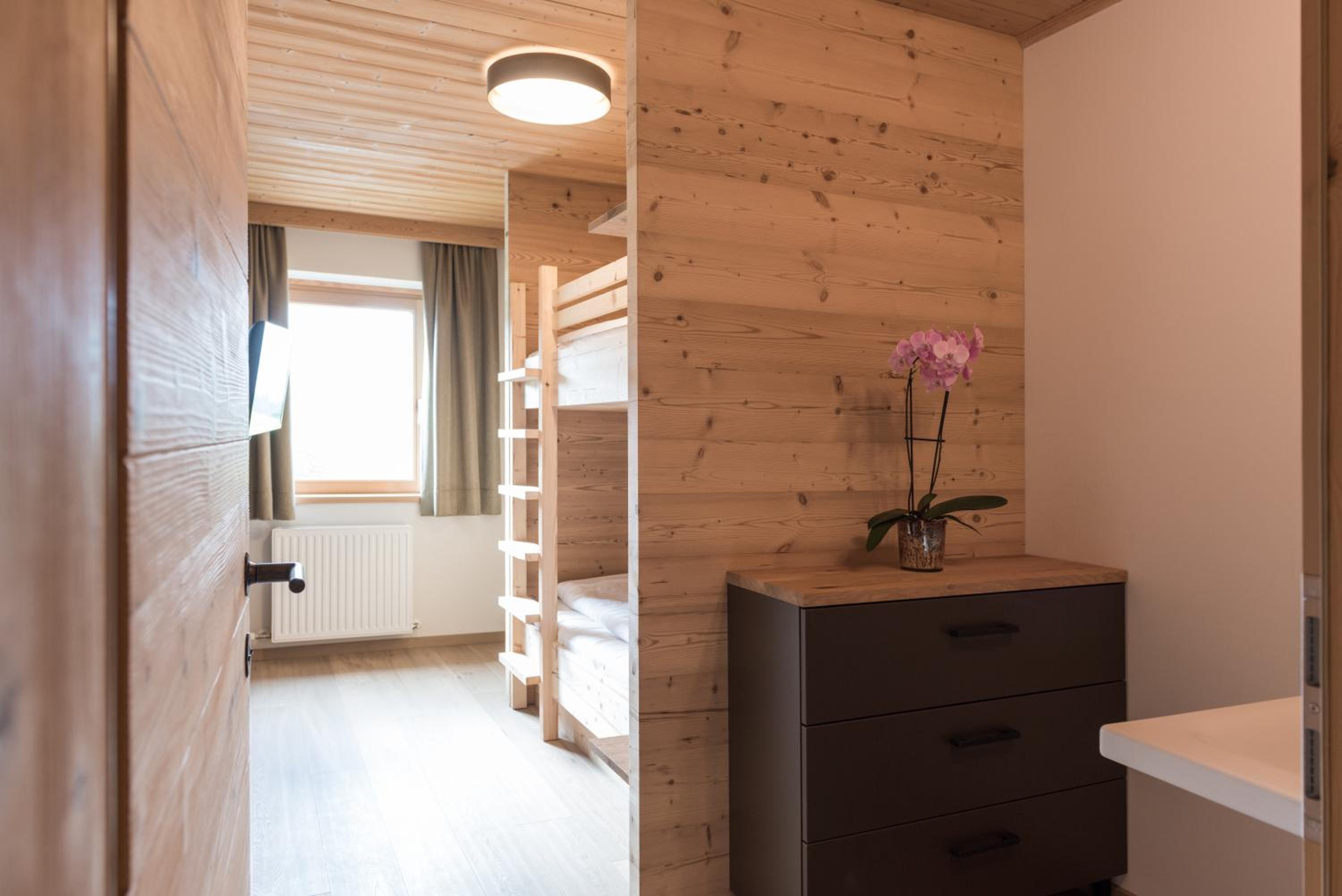 Deluxe Family Suite - Photo 4