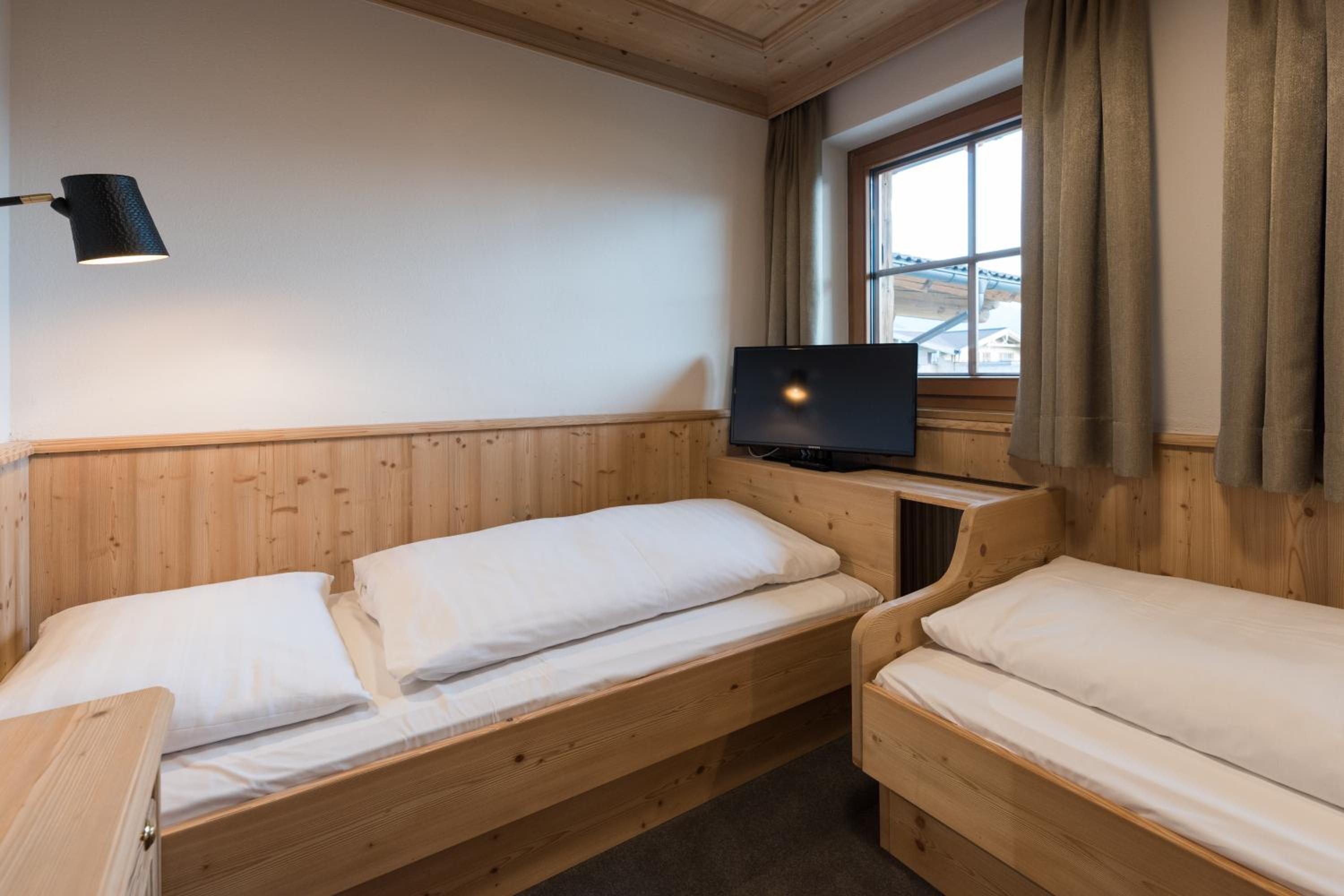 Deluxe Family Suite - Photo 8