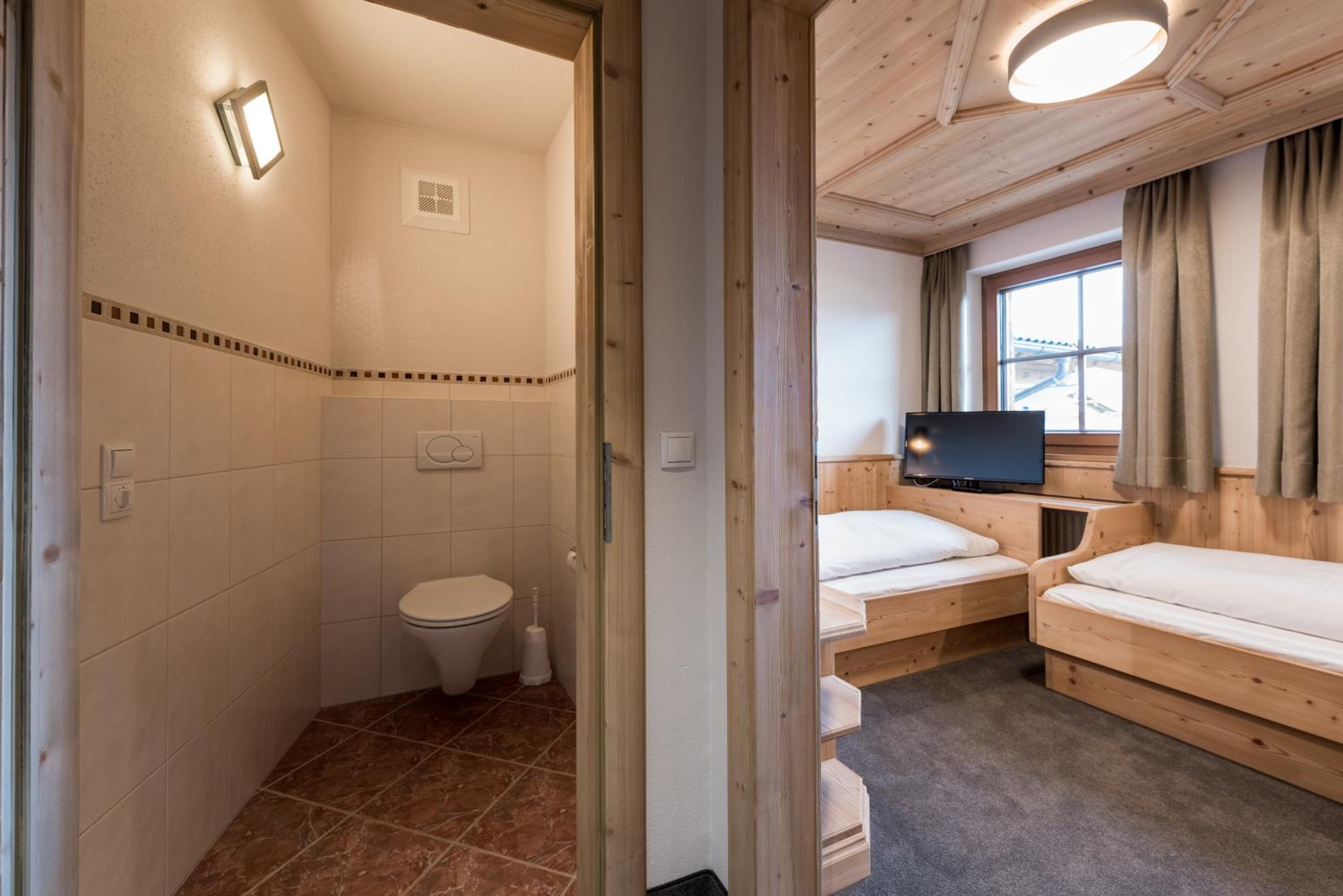 Deluxe Family Suite - Photo 7