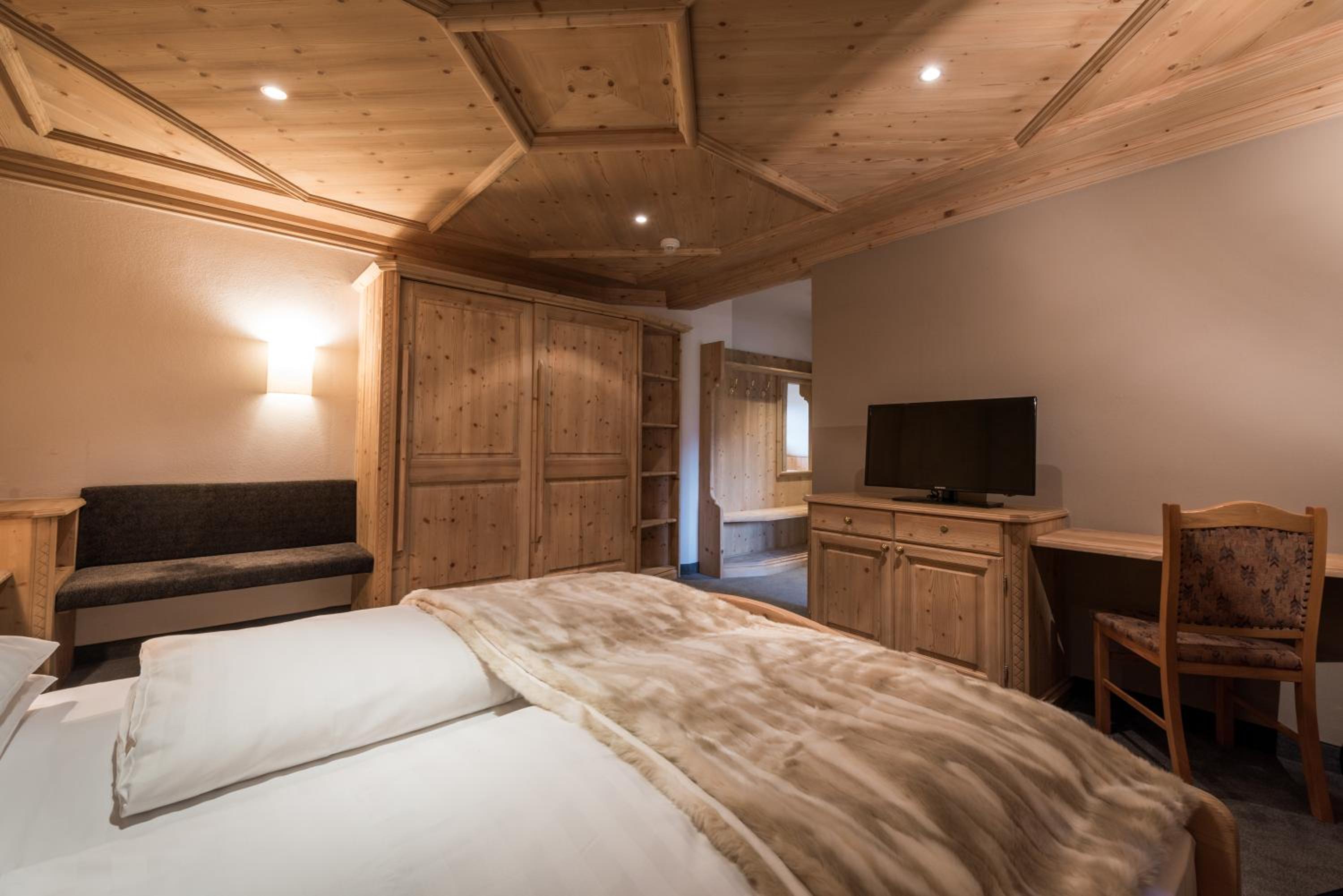 Deluxe Family Suite - Photo 9