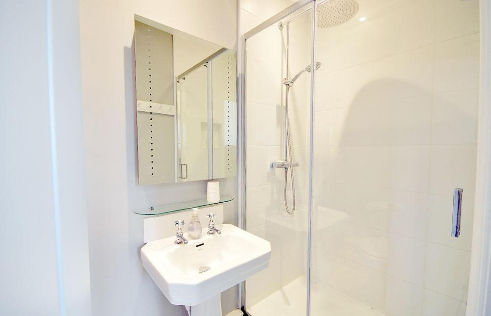 King Room with En Suite Shower photo 3