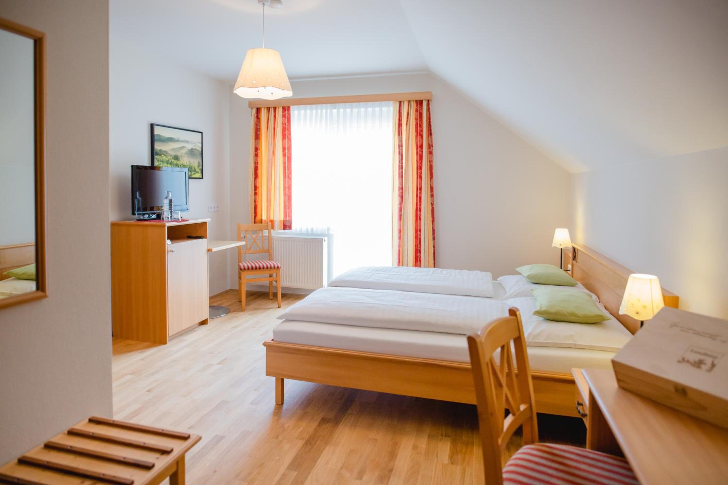 Double Room with Balcony - Photo 2