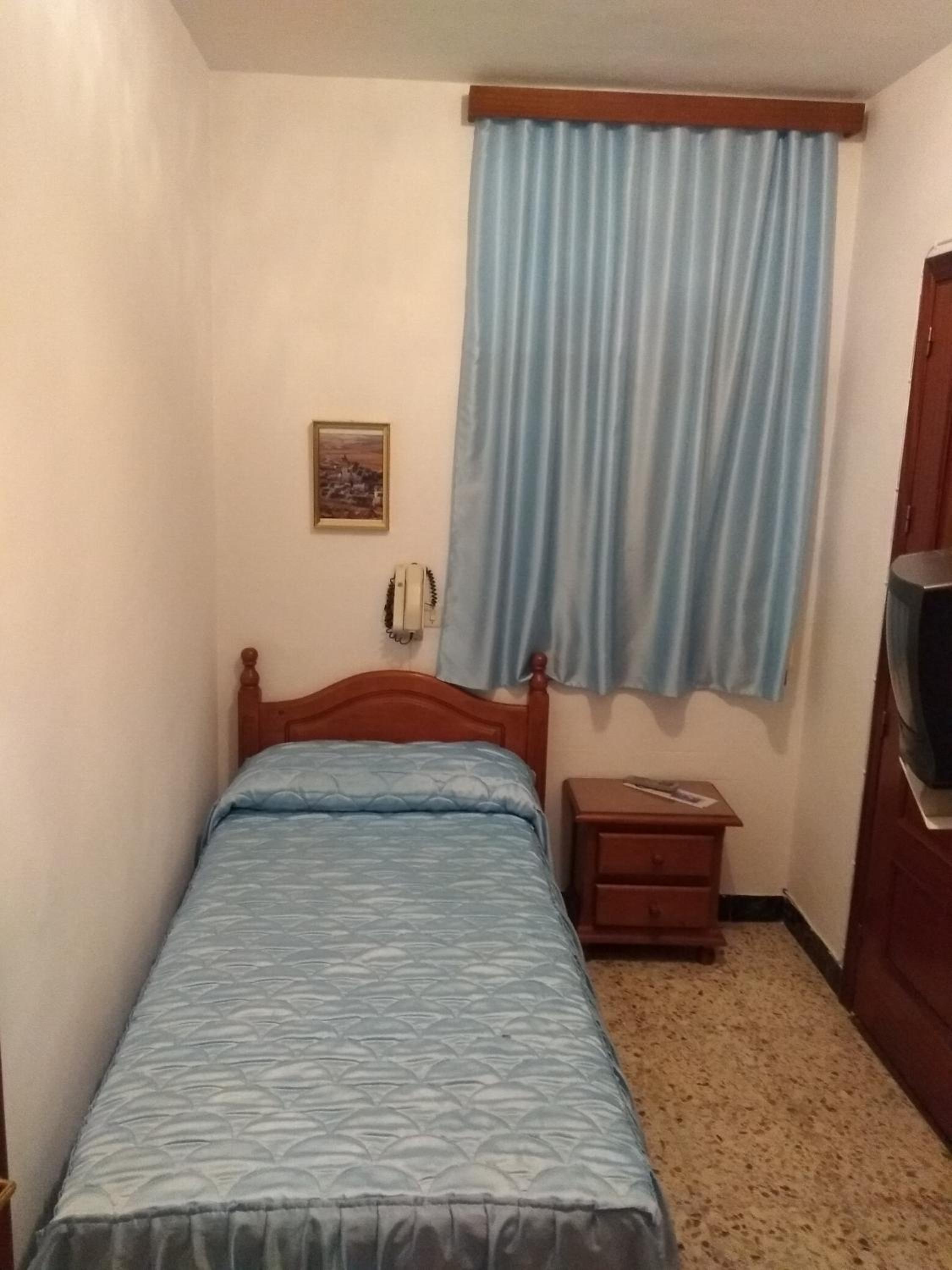 Triple Room with Private Bathroom - Photo 3