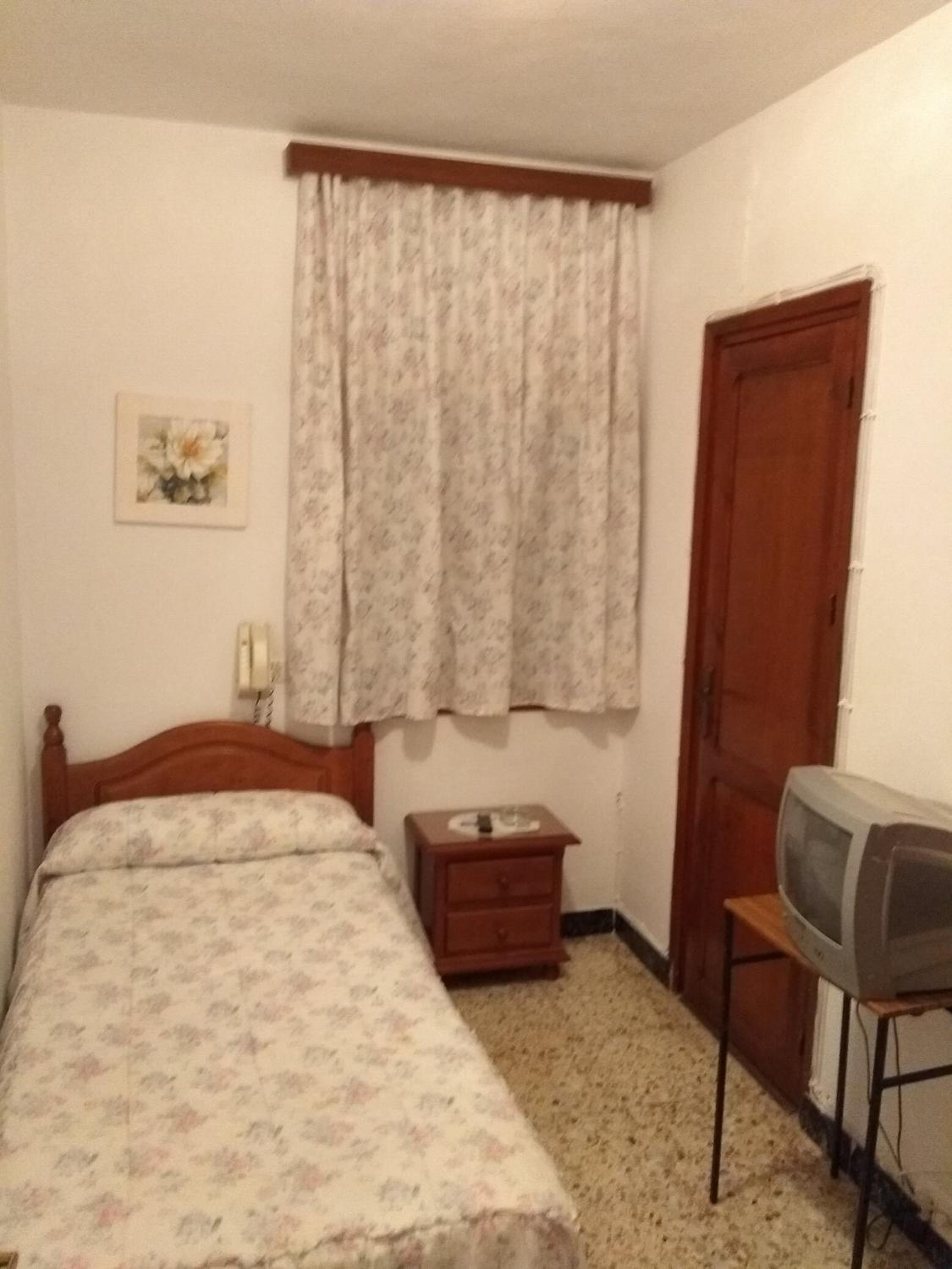 Triple Room with Private Bathroom - Photo 10