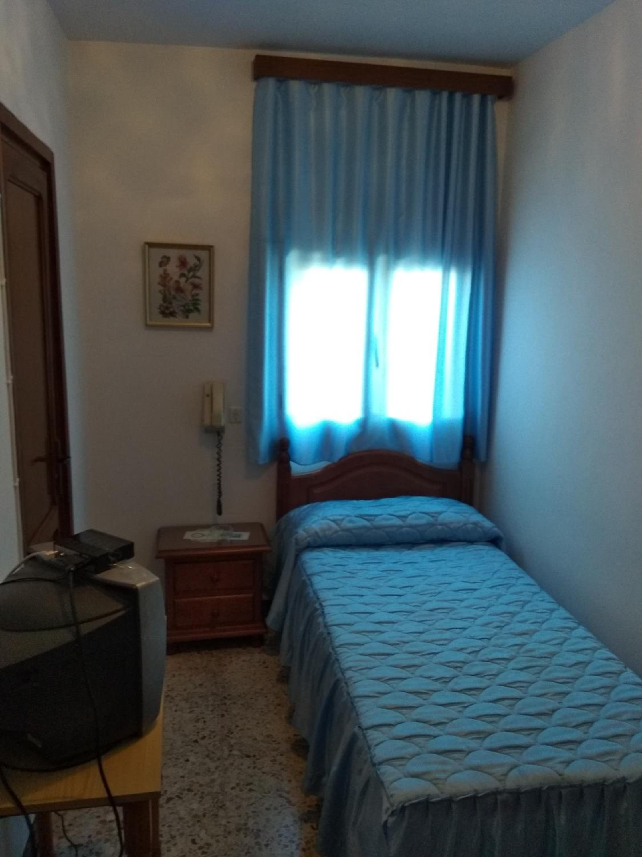 Triple Room with Private Bathroom - Photo 11