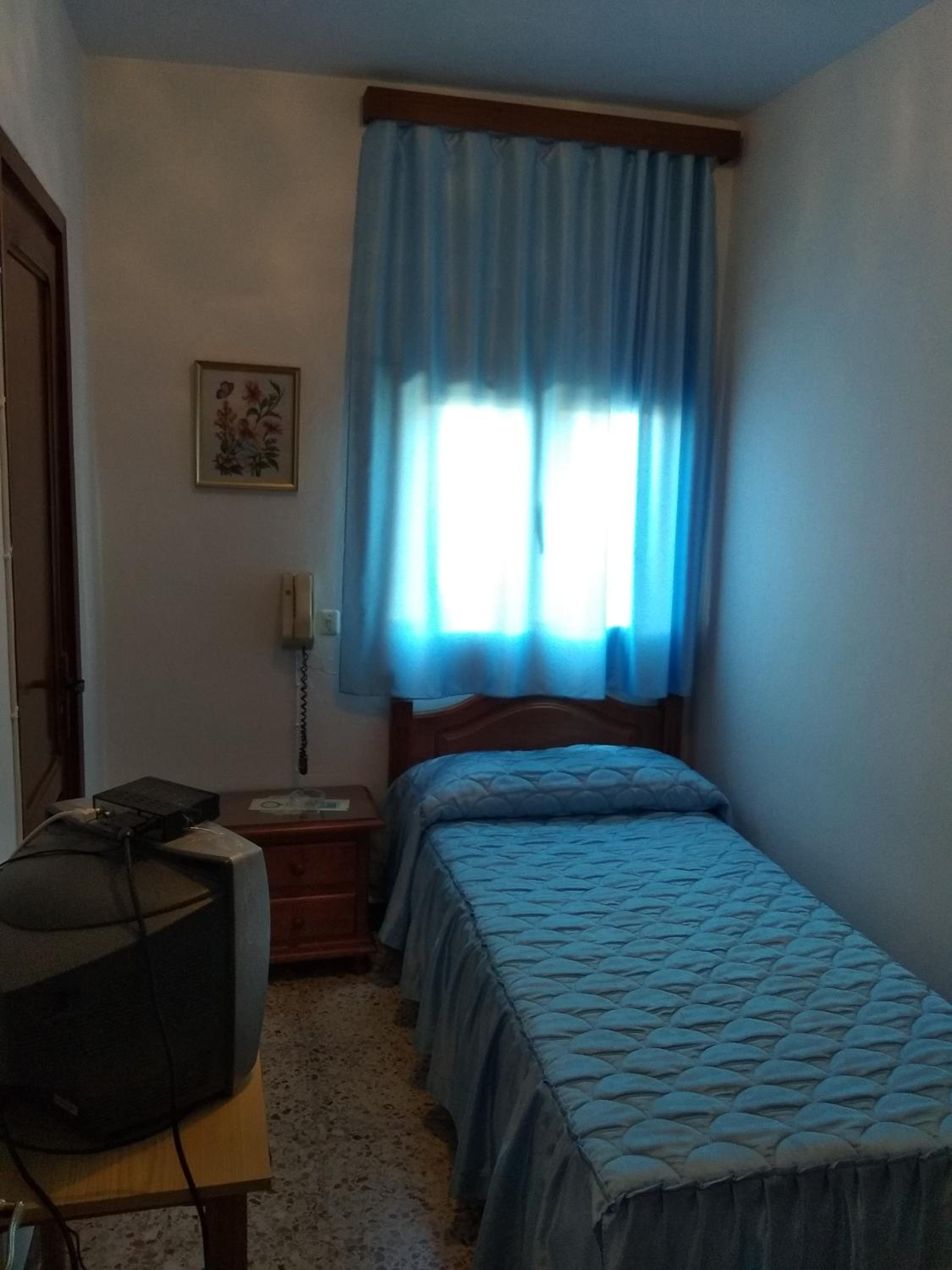 Triple Room with Private Bathroom - Photo 12