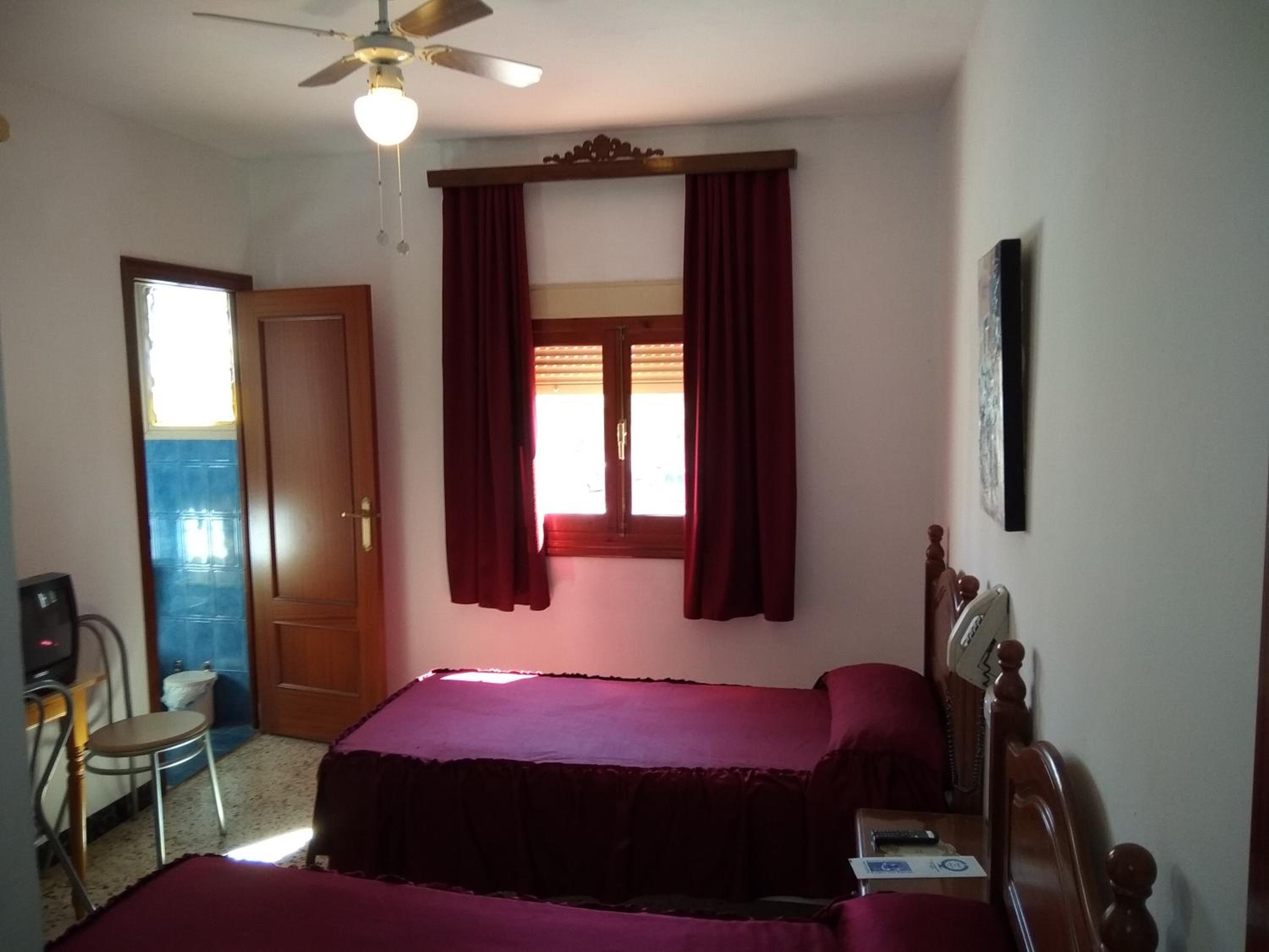 Triple Room with Private Bathroom - Photo 4