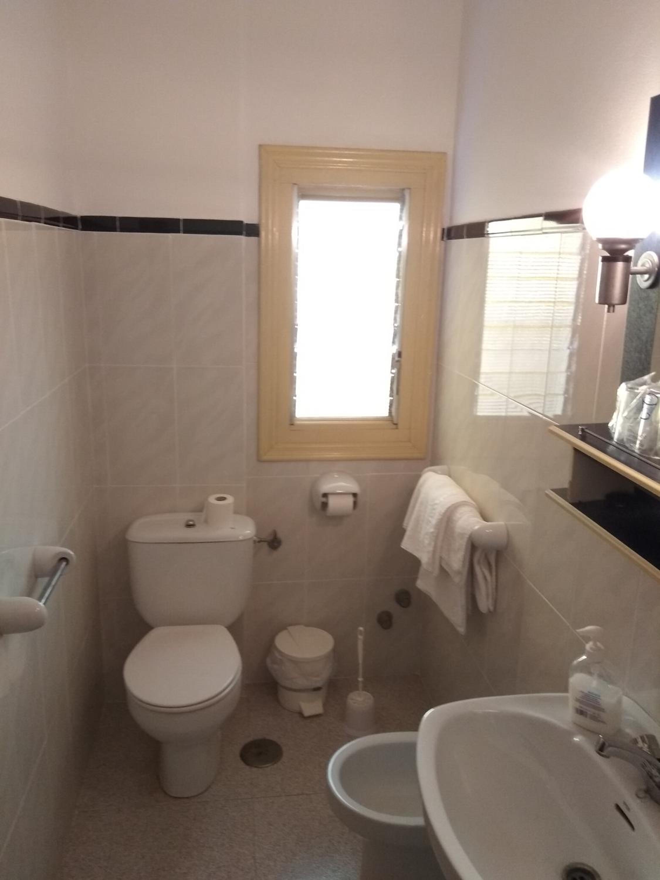 Triple Room with Private Bathroom - Photo 6