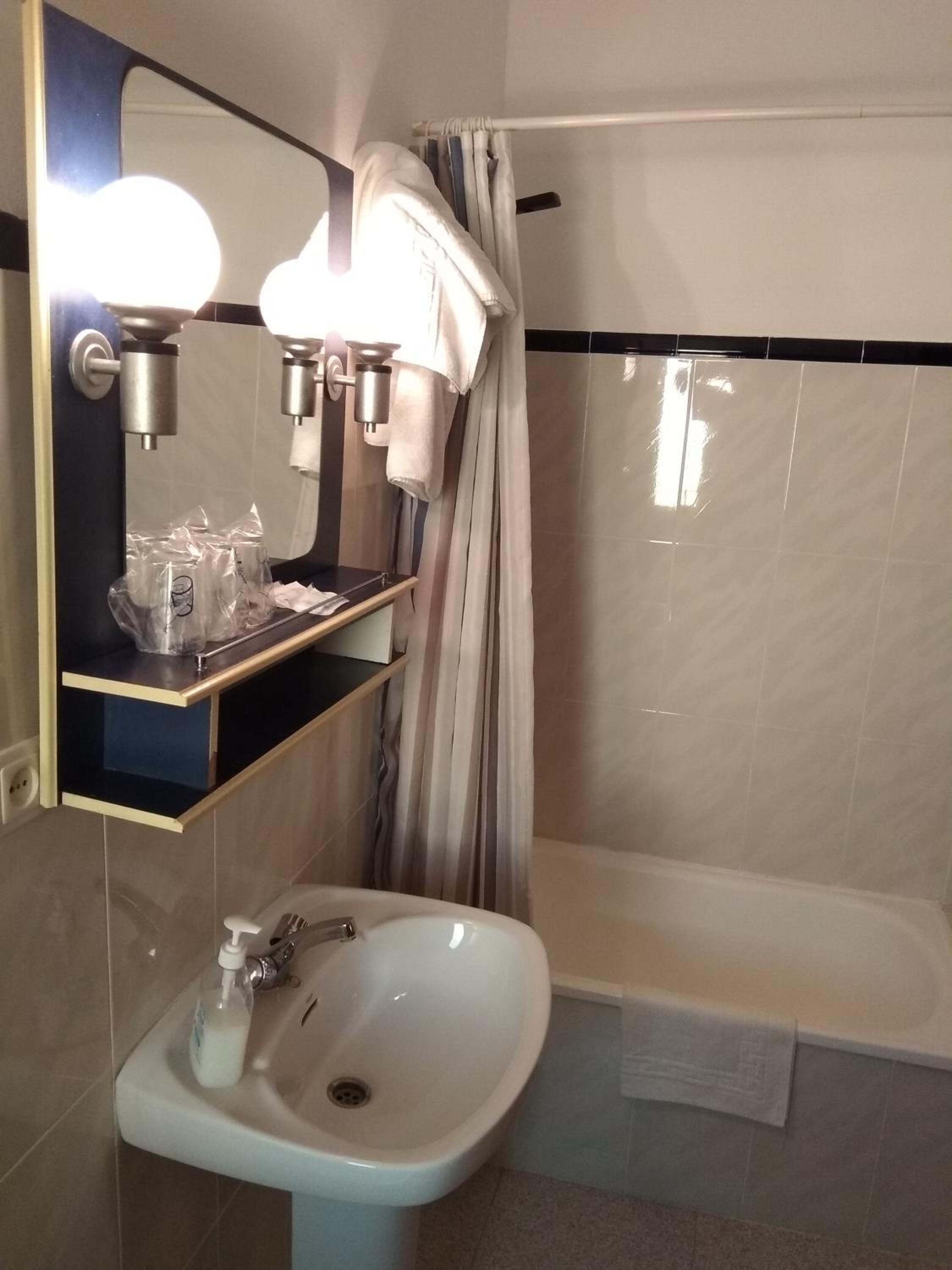 Triple Room with Private Bathroom - Photo 17