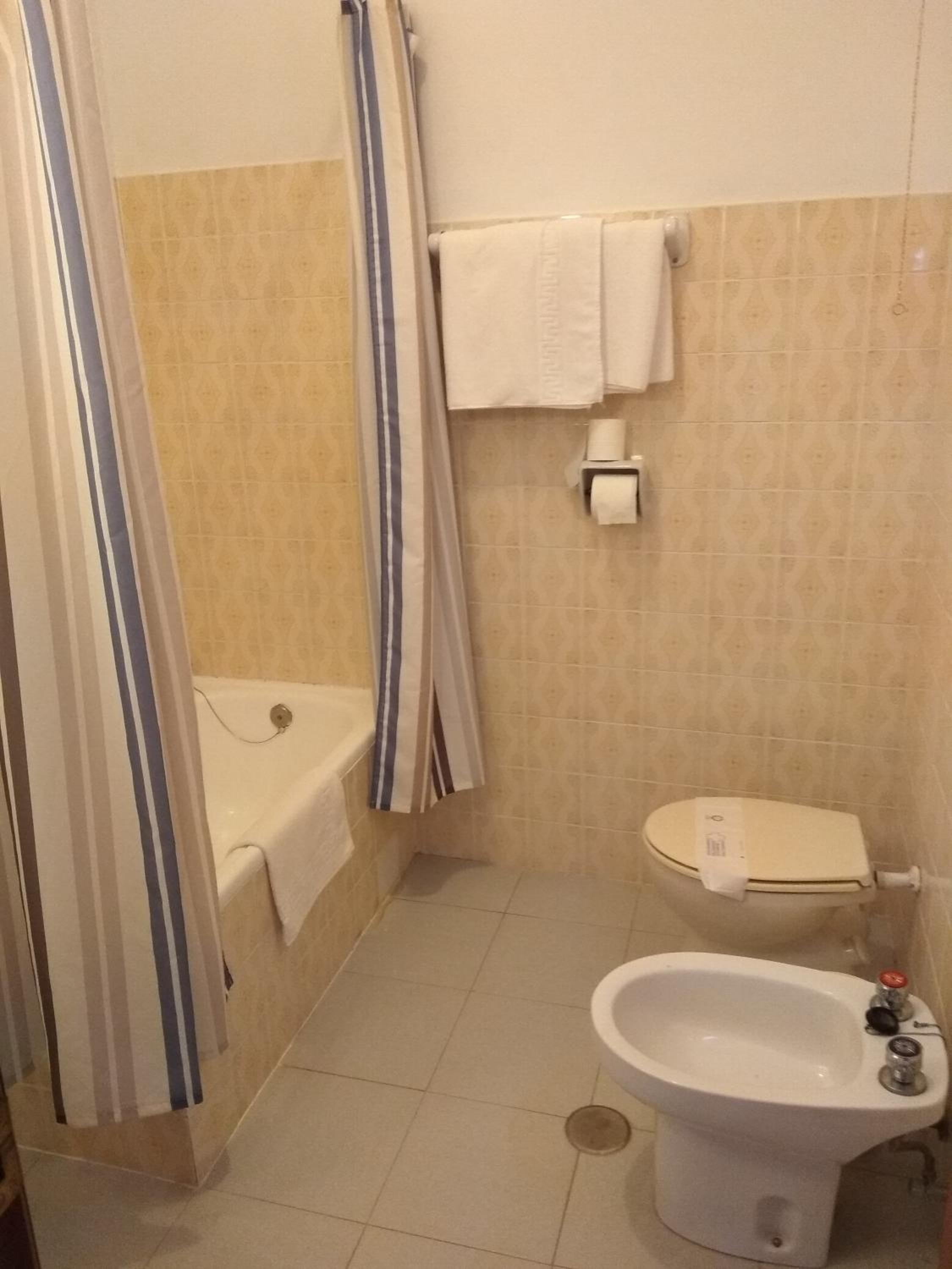 Triple Room with Private Bathroom - Photo 8