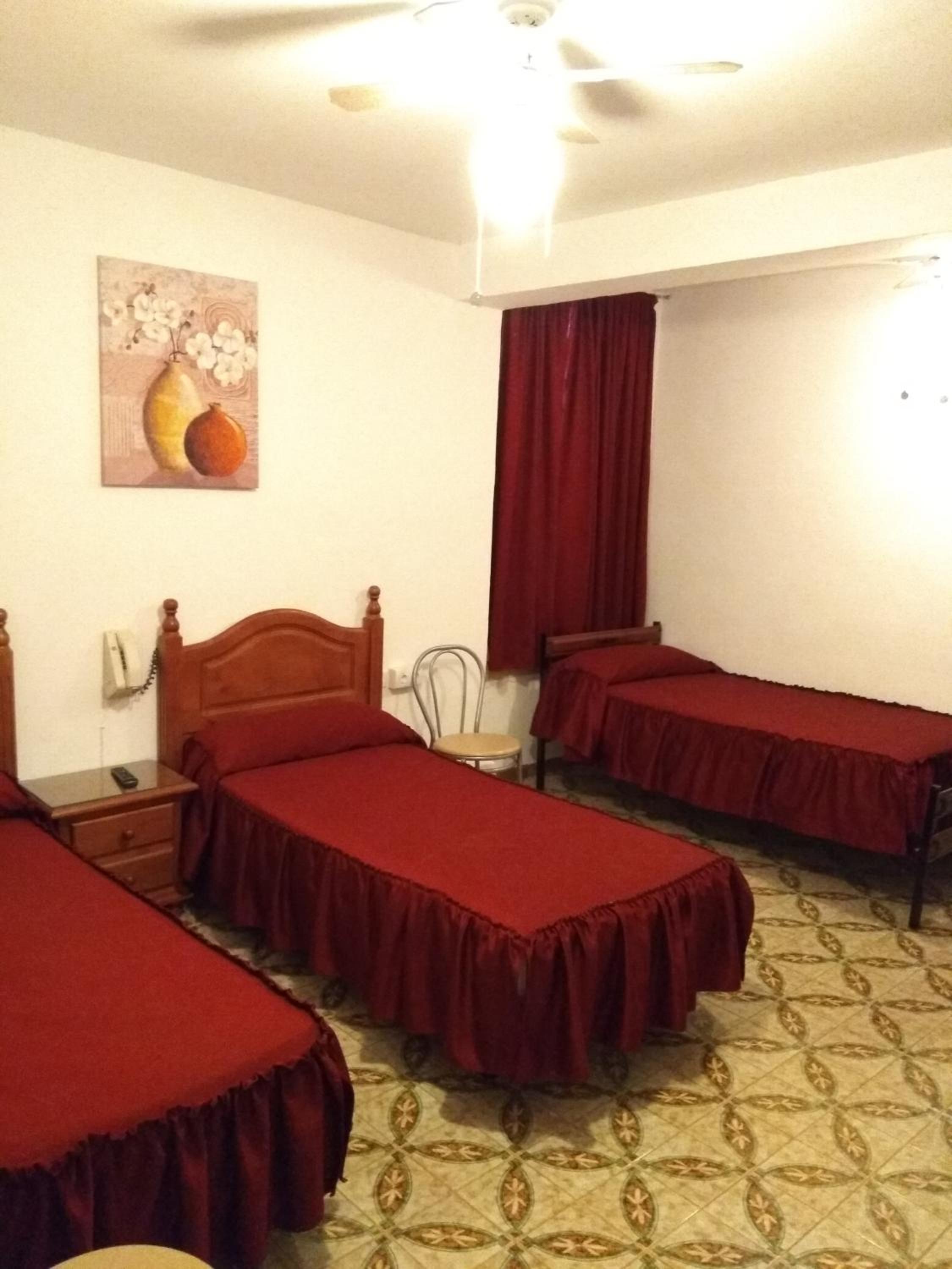 Triple Room with Private Bathroom - Photo 18