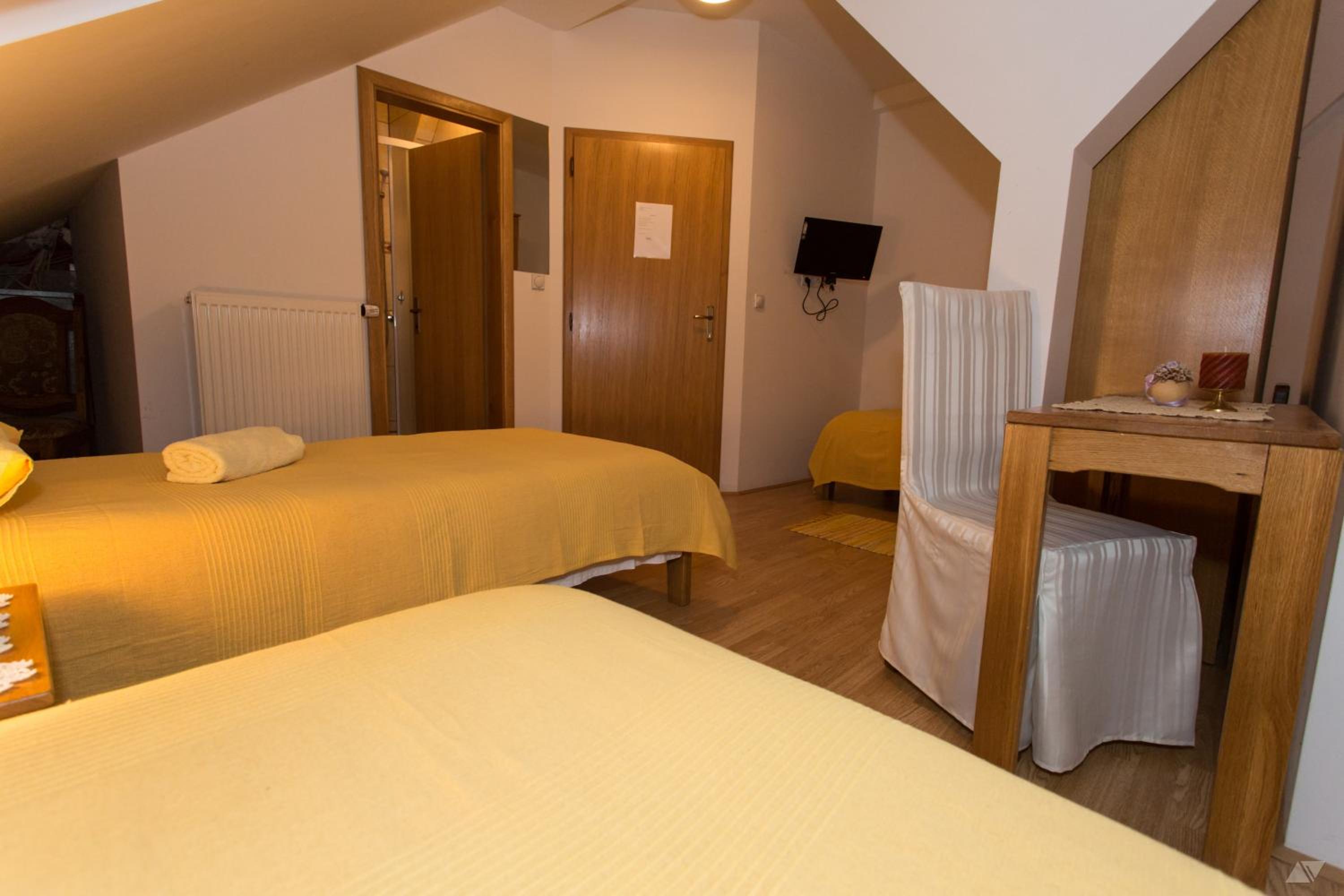 Triple Room with Private Bathroom photo 2