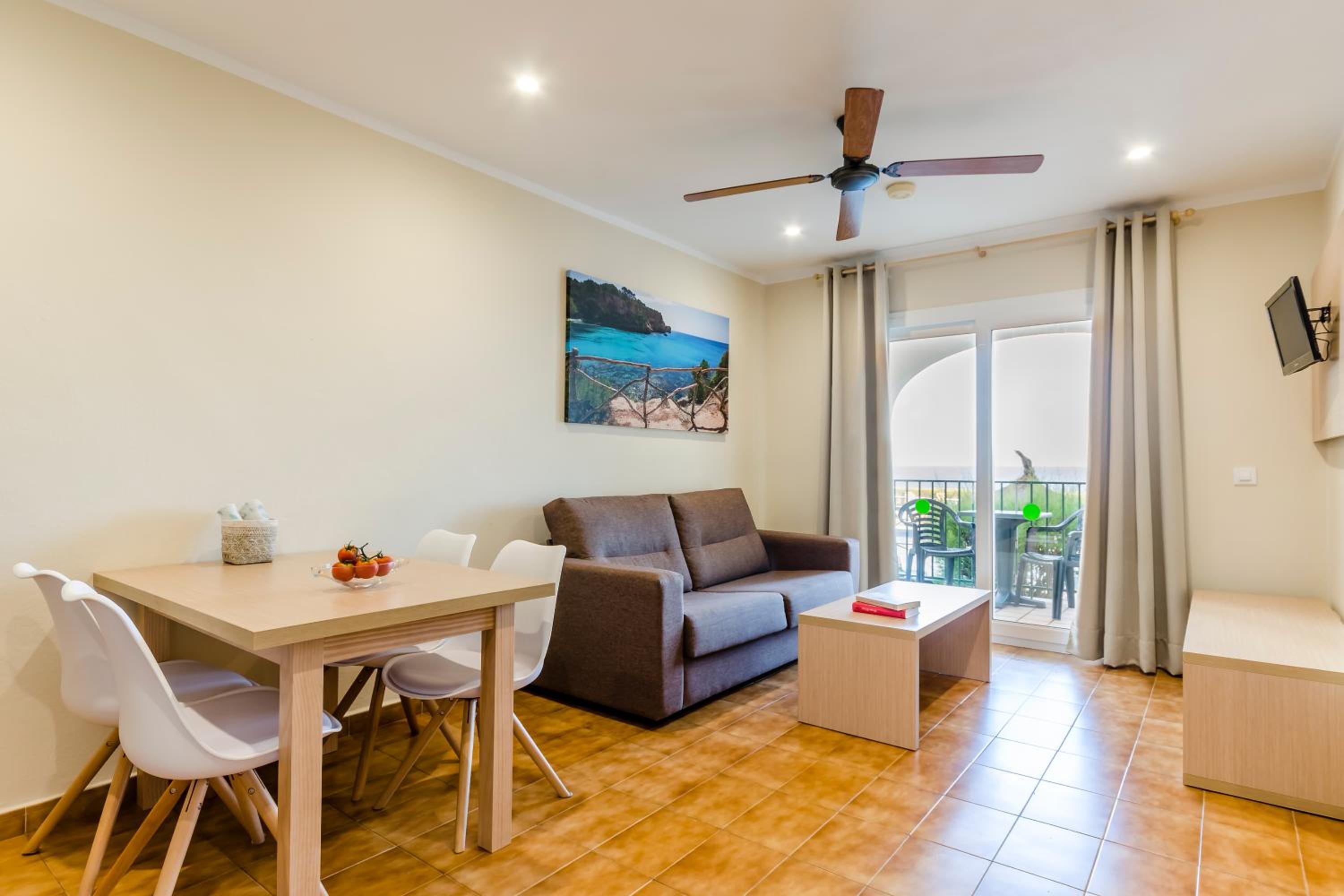 Apartamento de una habitación con piscina y vista al mar