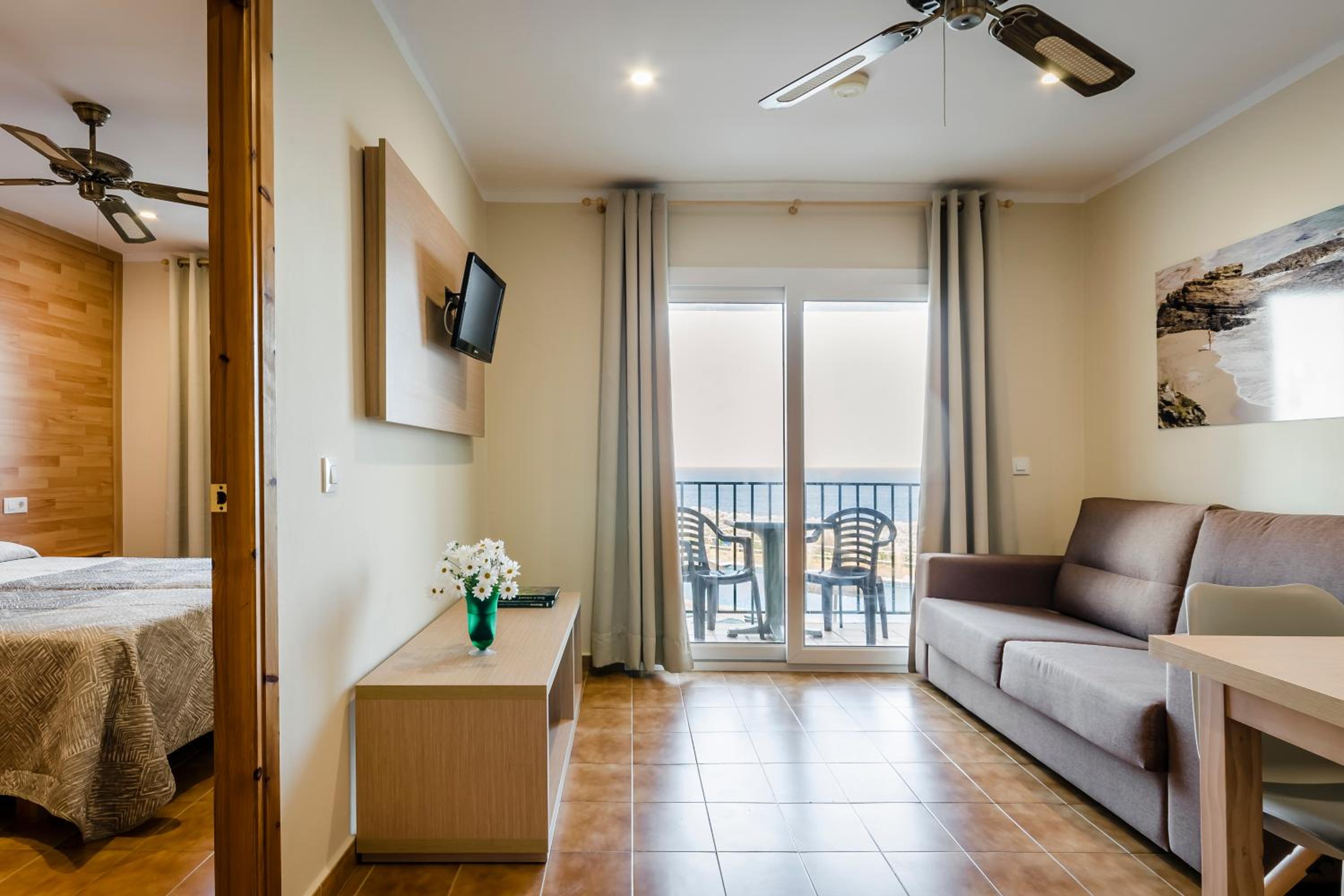 One-Bedroom Apartment with Pool and Sea View photo 3