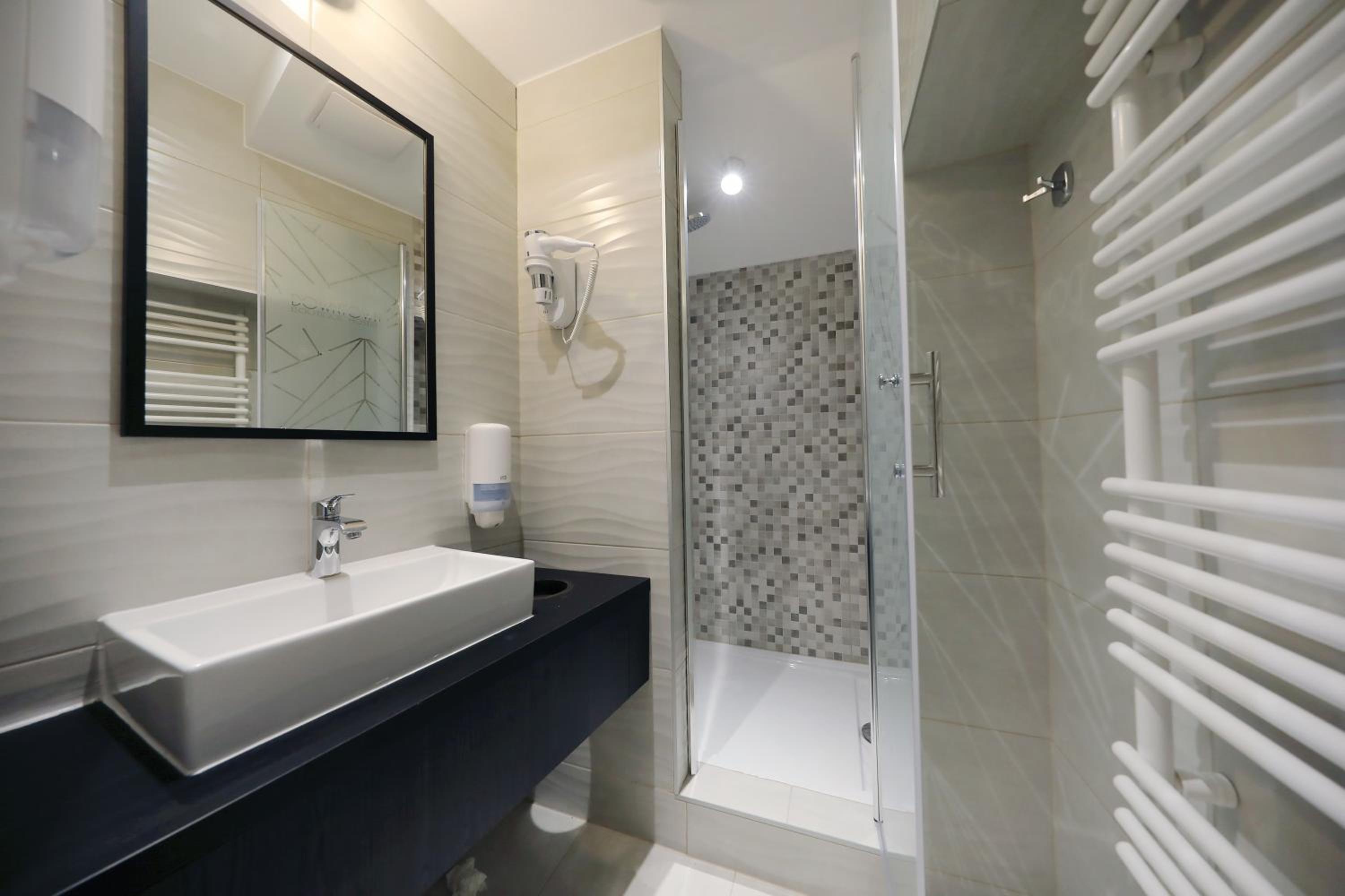 Bed in 8-Bed Mixed Dormitory Room with Private Bathroom photo 3