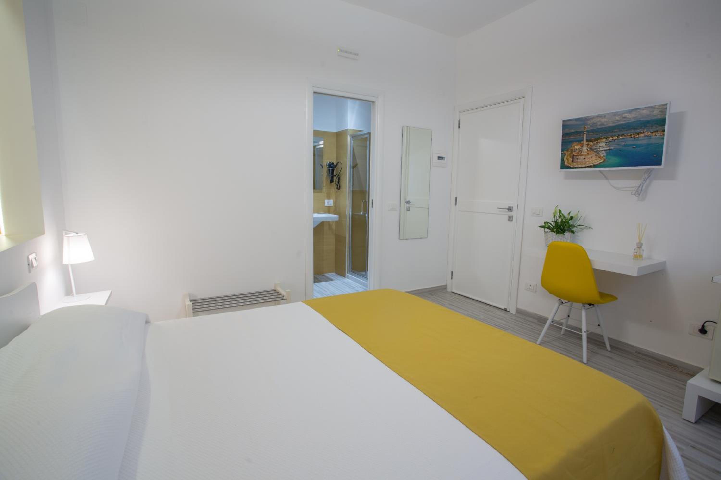 Double Room - Photo 2