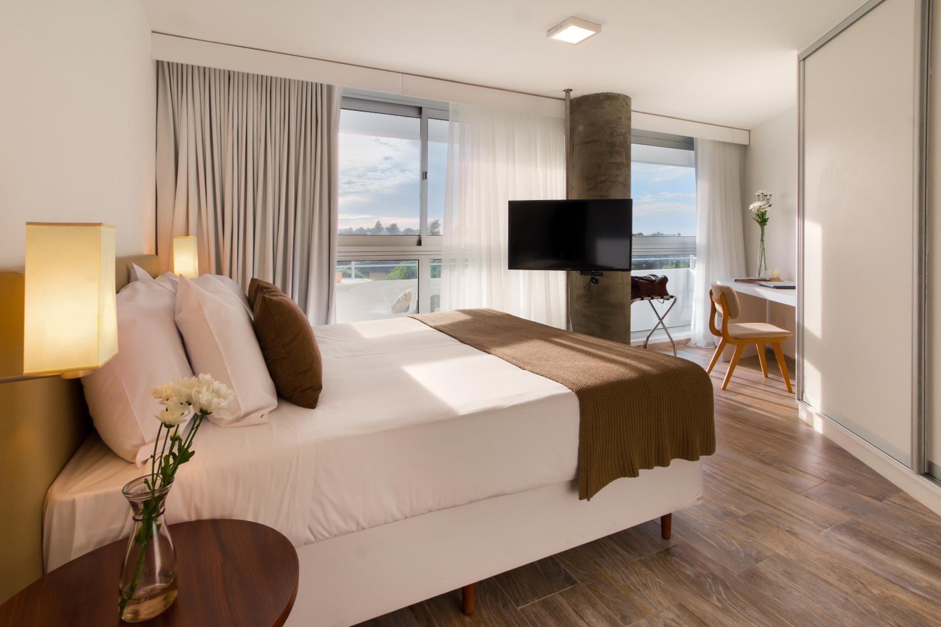 King Suite with City View photo 3