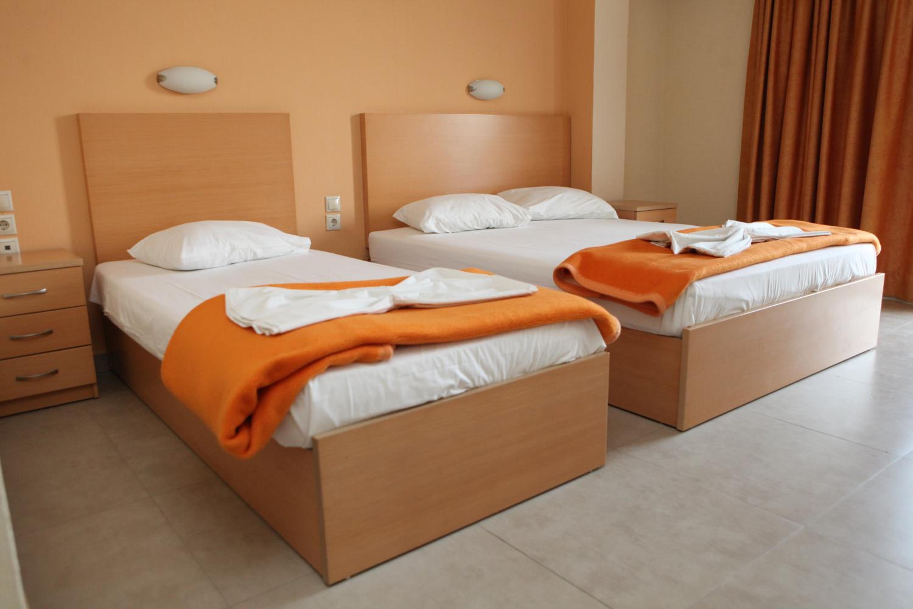 Economy Quadruple Room - Photo 6