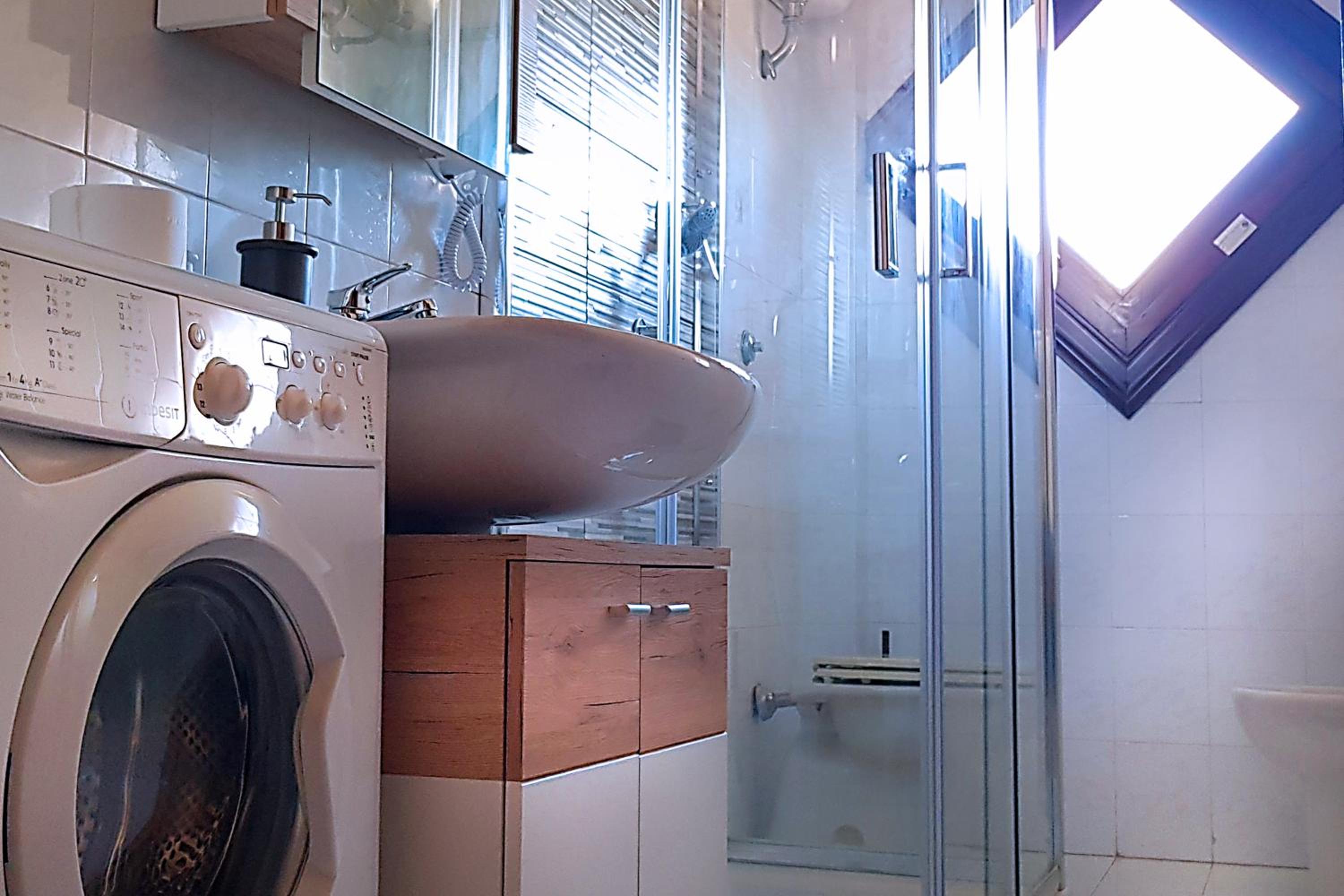 One-Bedroom House - Photo 2
