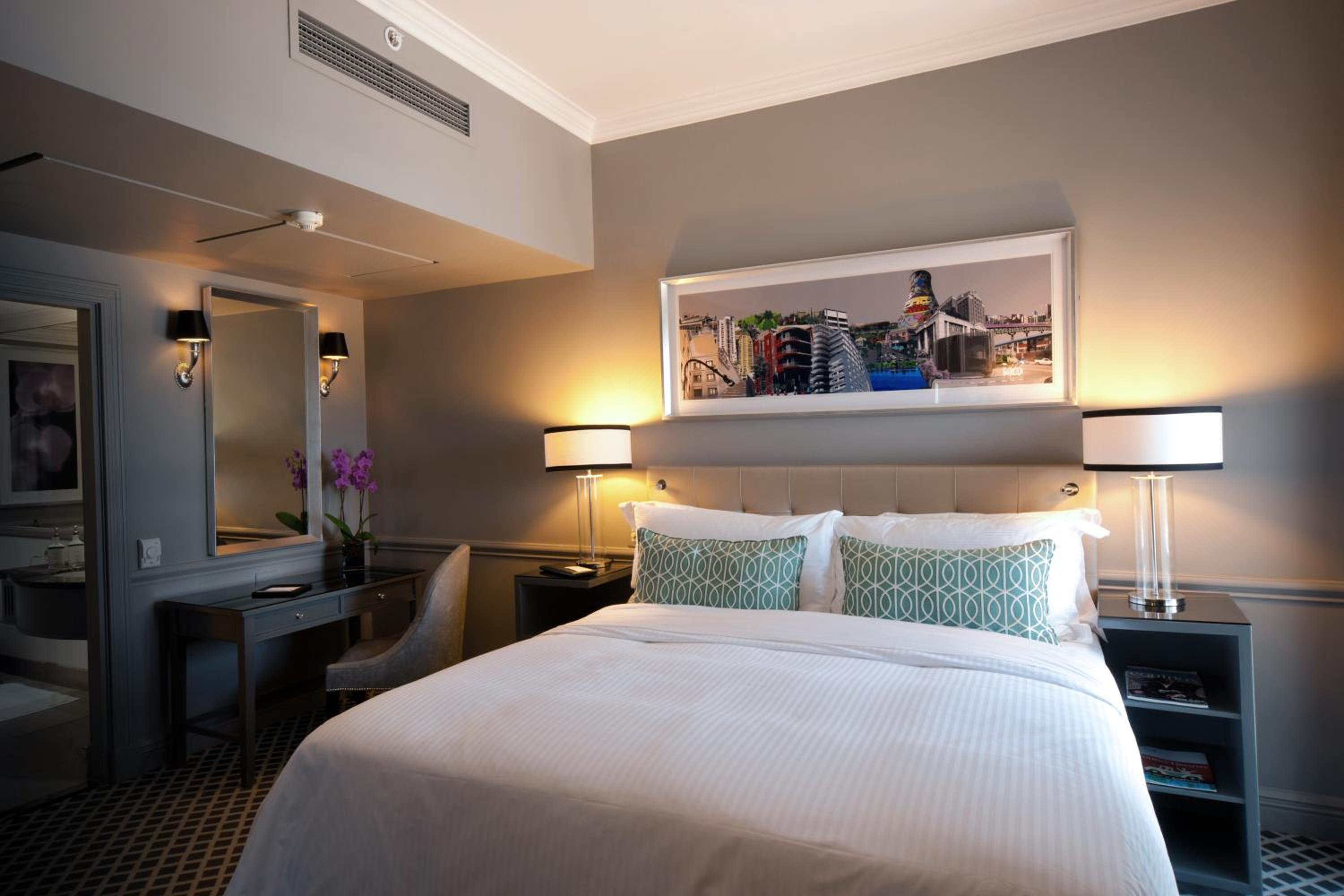 Executive Double Room thumbnail 5