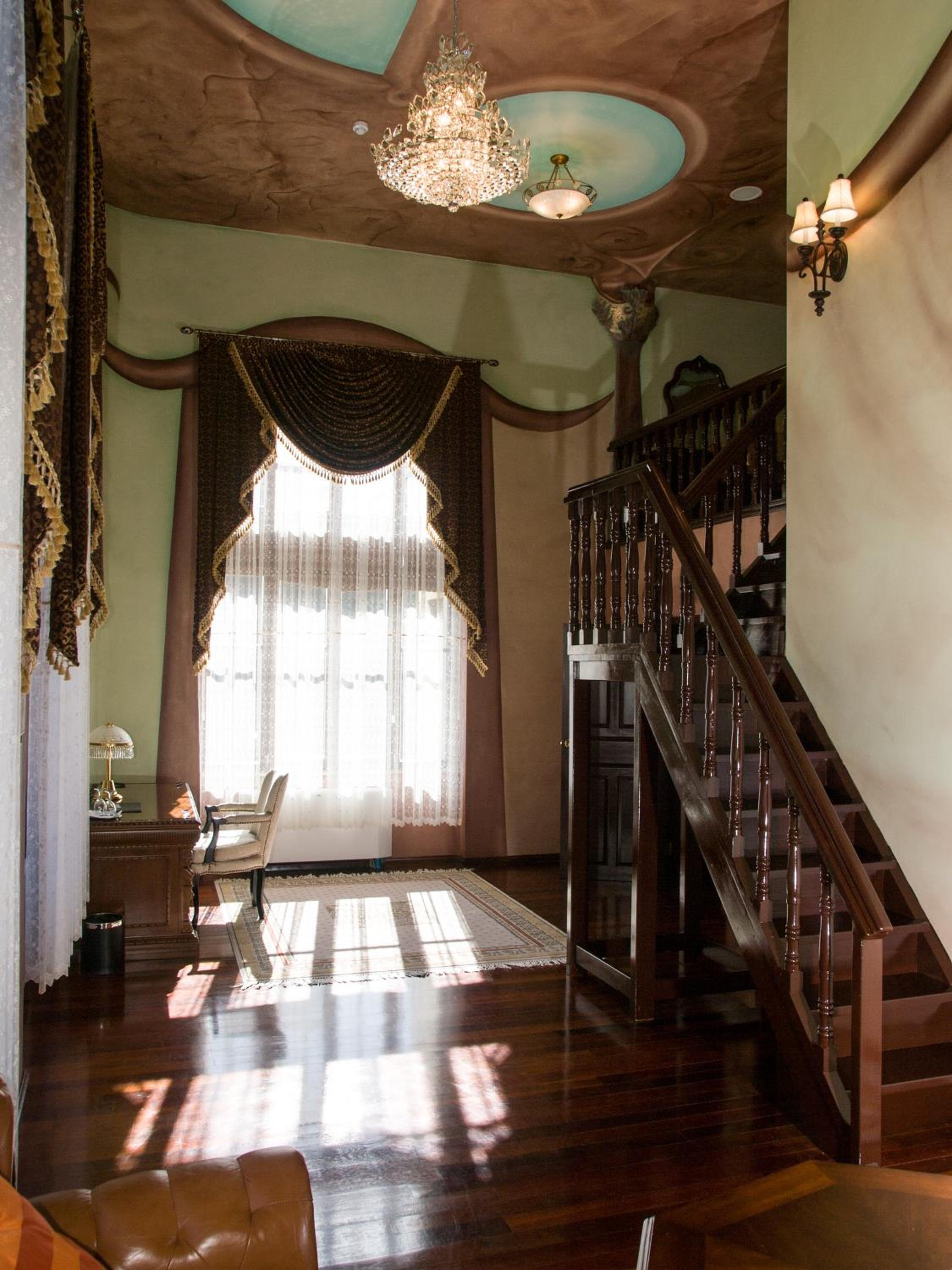 Double Mezzanine Room